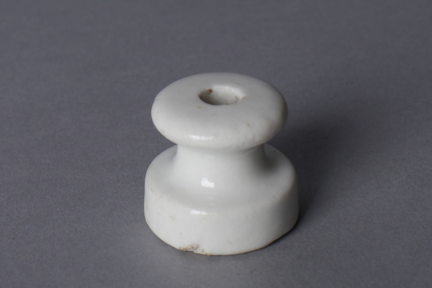 Isolator in witte porselein voor elektrische bekabeling