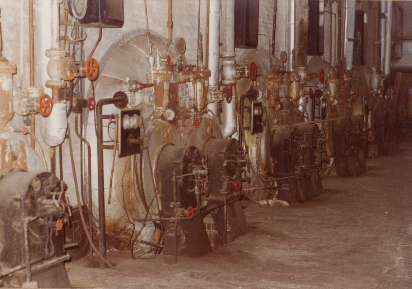 Binnenzicht van ketelhuis textielfabriek Alsberge-Van Oost in Gent
