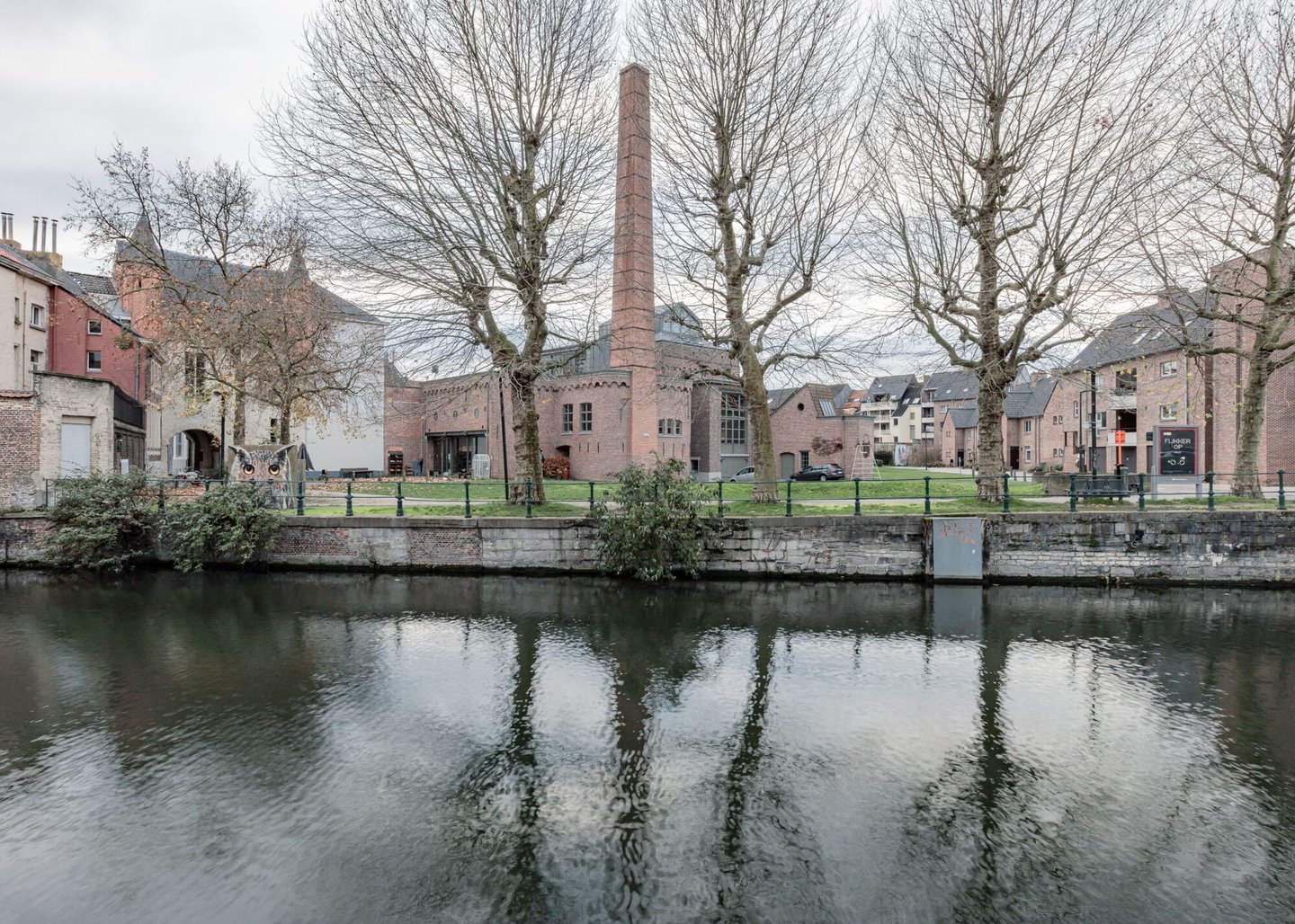 Buitenzicht van ketelhuis voormalige textielfabriek Van Acker in Gent