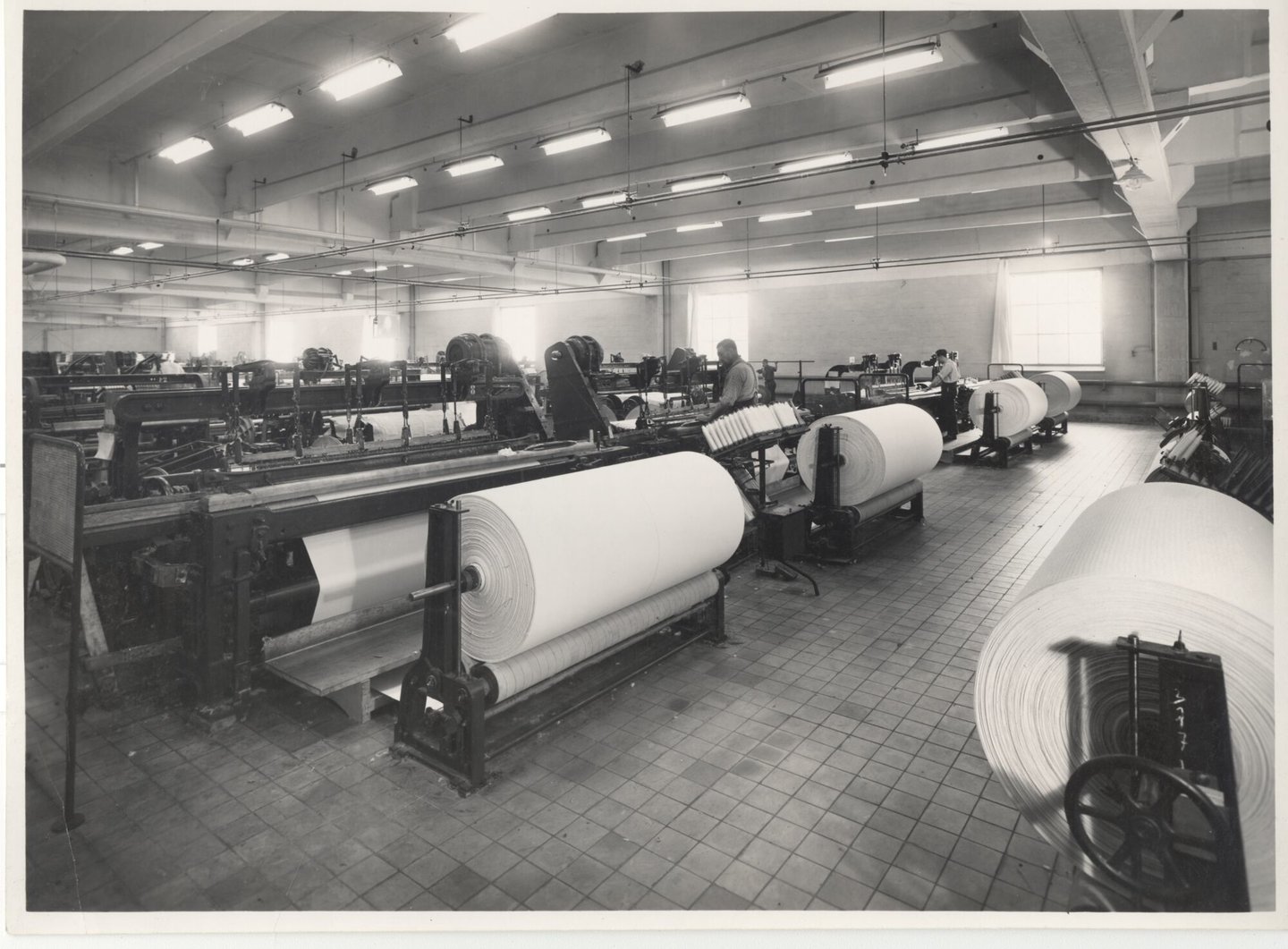 Binnenzicht van weverij textielfabriek Cotonnière Braun in Gent