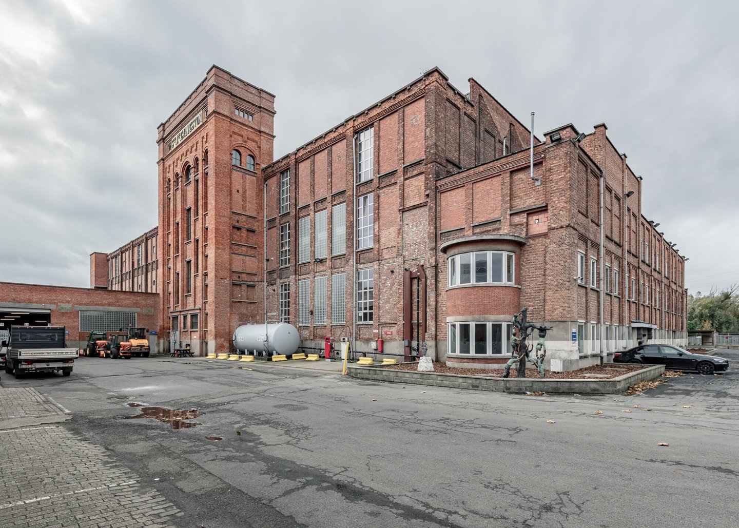 Buitenzicht van voormalige textielfabriek UCO Galveston in Gent