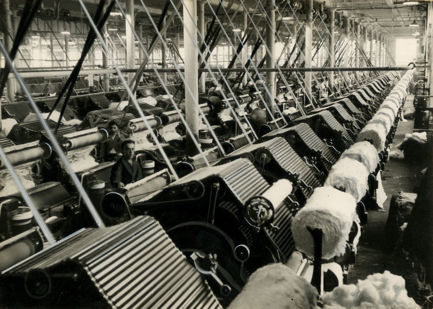 Binnenzicht van kaarderij textielfabriek Usines Cotonnières de Belgique in Gent