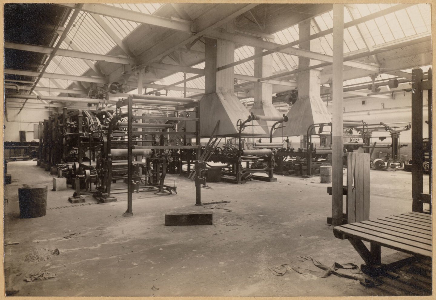 Binnenzicht van textielfabriek Usines Cotonnières Gand-Zele-Tubize in Gent