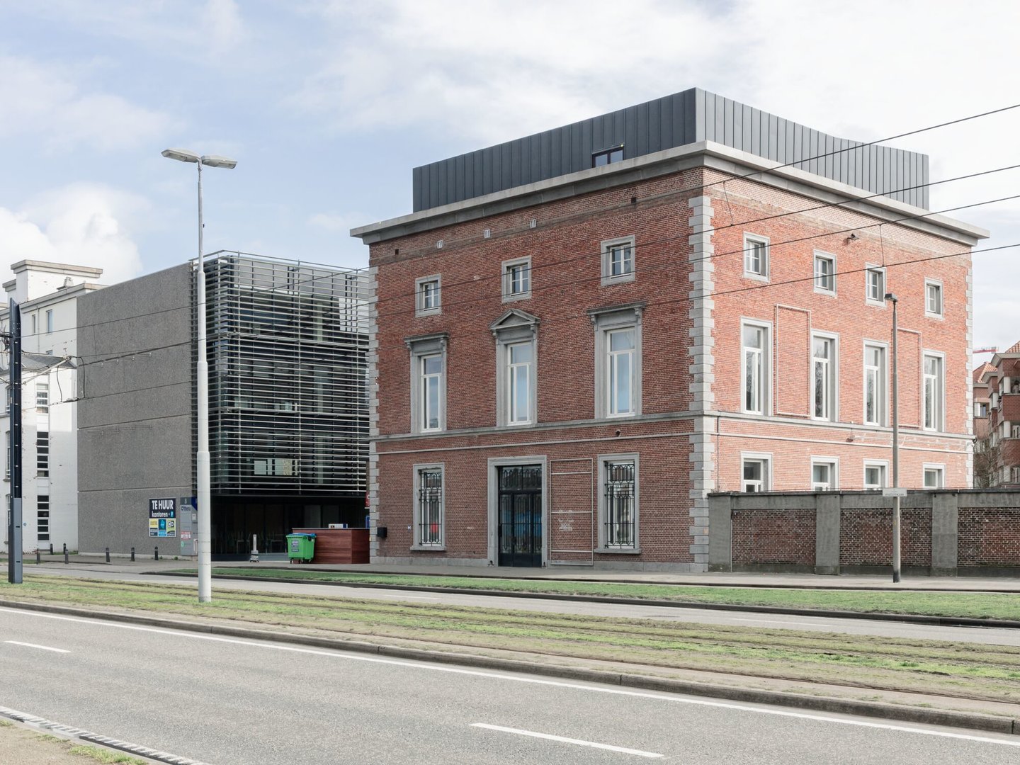 Buitenzicht van voormalige directeurswoning textielfabriek UCO de Hemptinne in Gent