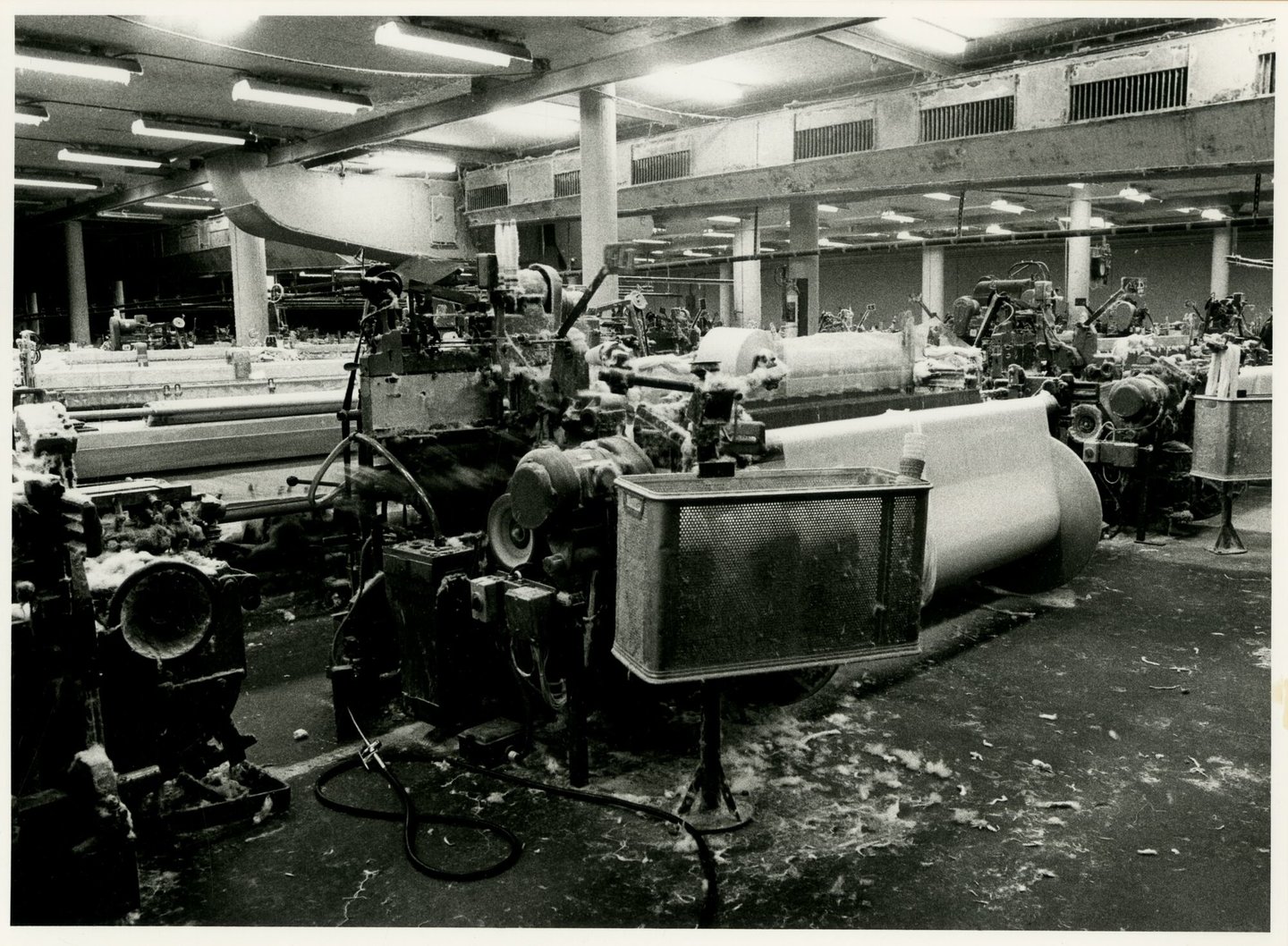 Binnenzicht van weverij textielfabriek De Porre in Gent