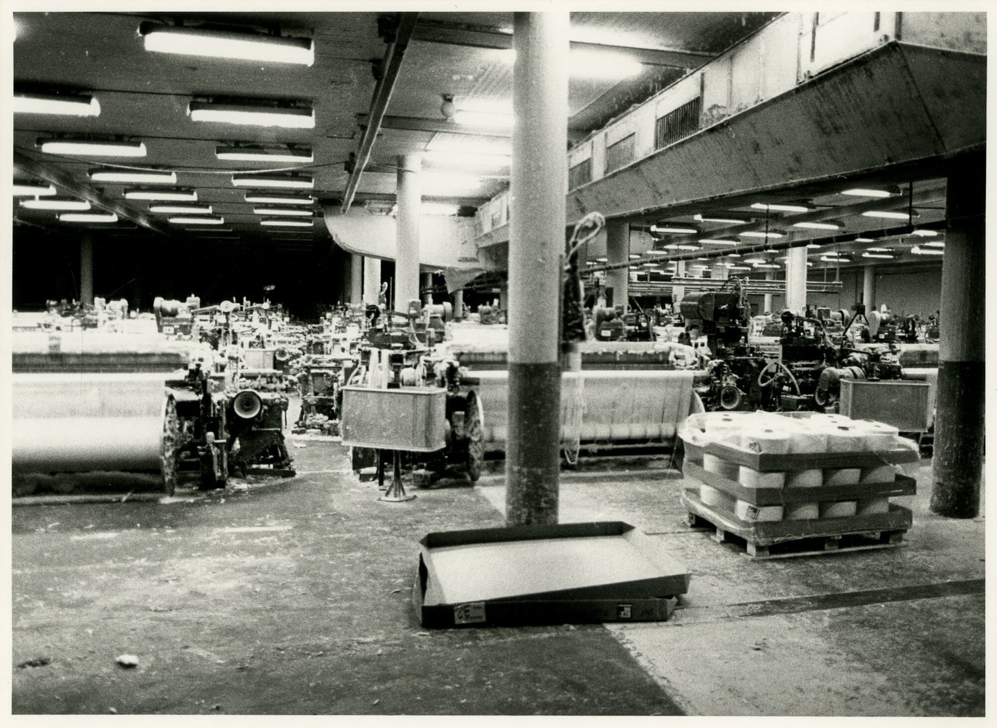Binnenzicht van weverij textielfabriek De Porre in Gent