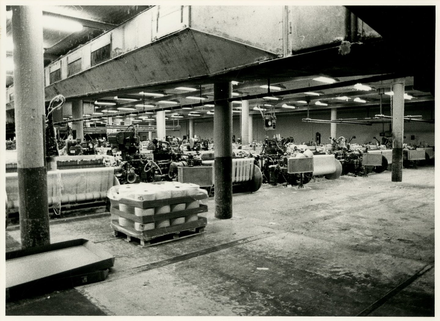 Binnenzicht van weverij textielfabriek De Porre in Gent