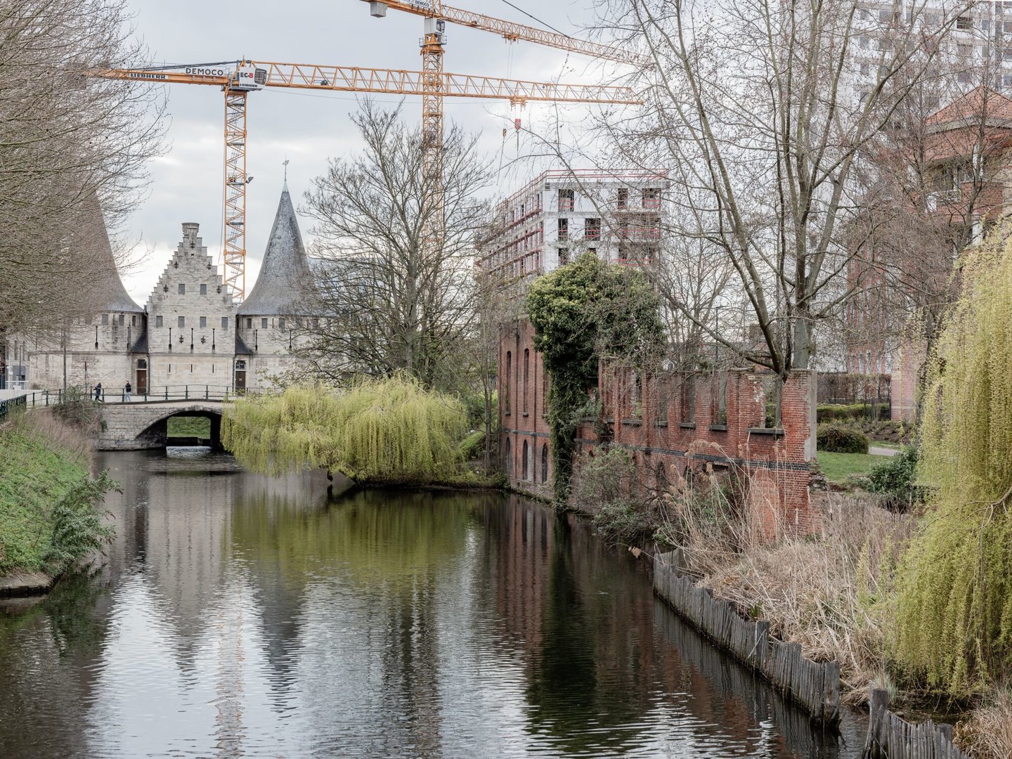 Buitenzicht met restanten voormalige textielfabriek UCO de Hemptinne in Gent