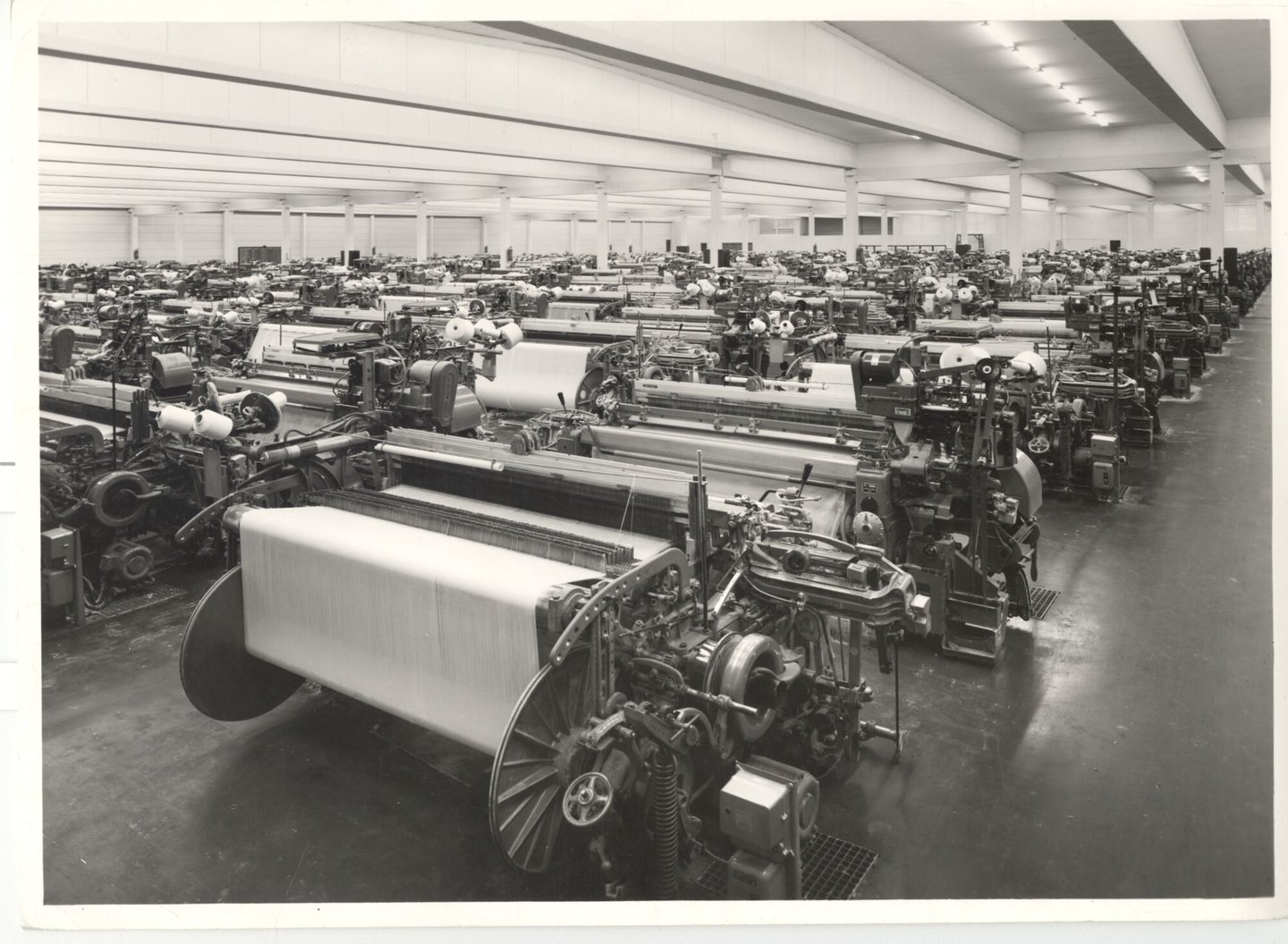 Binnenzicht weverij van textielfabriek UCO Braun in Gent