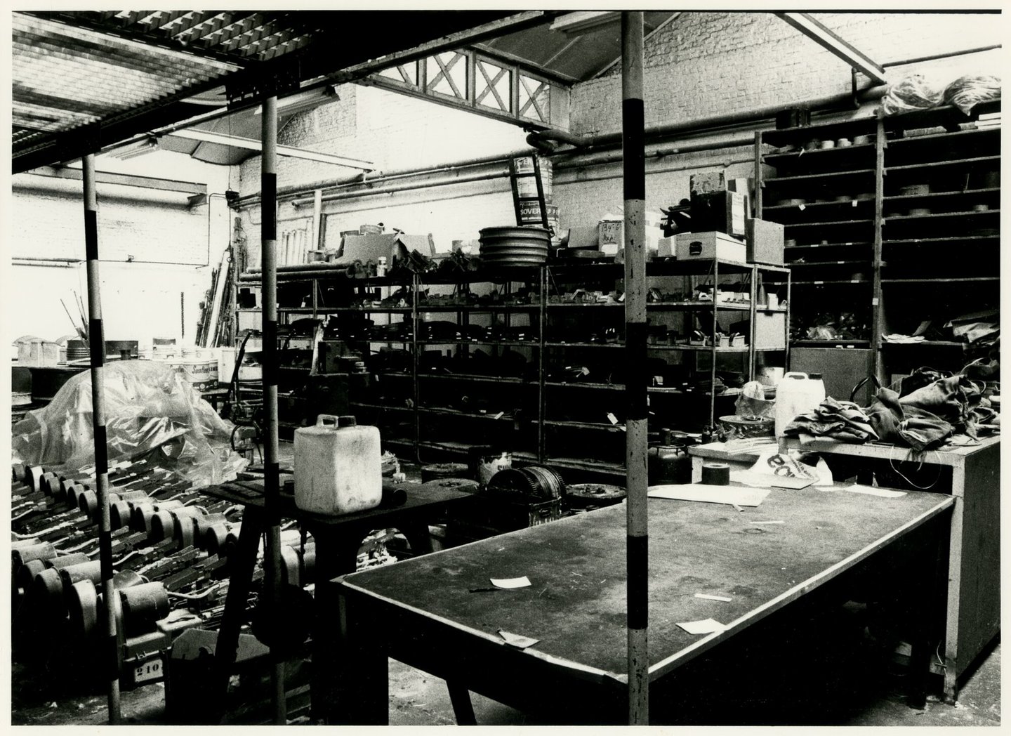 Binnenzicht van onderdelenmagazijn textielfabriek De Porre in Gent