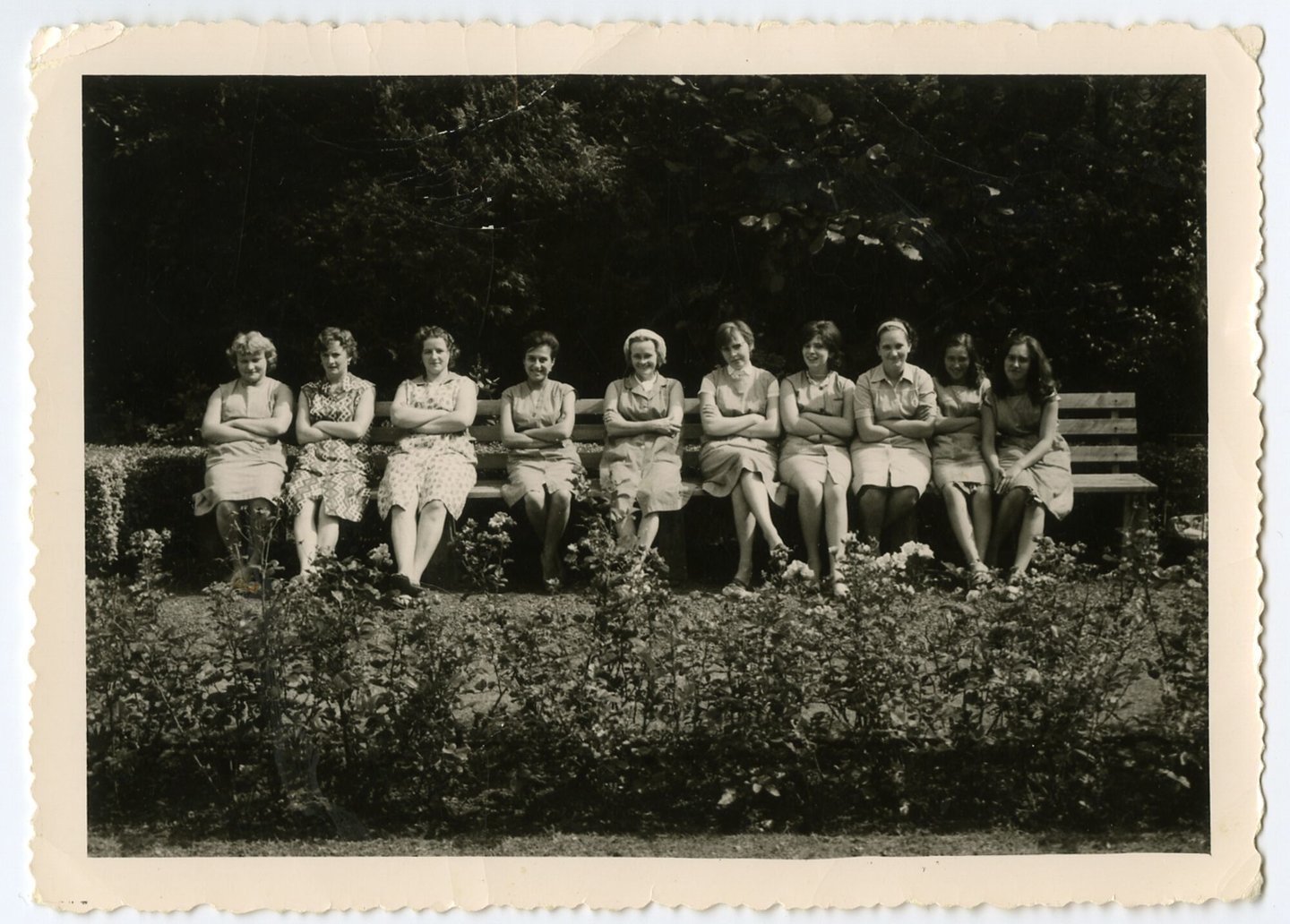 Textielarbeidsters in de fabriekstuin van de textielfabriek La Louisiana