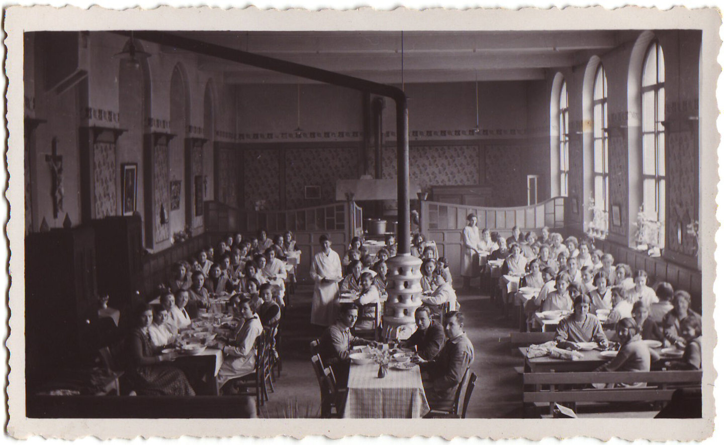 Groepsfoto met personeel in de refter van breigoedfabriek Demeester te Gent