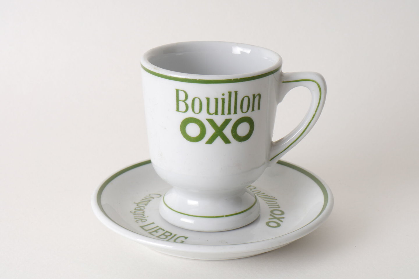 Tas en ondertas met reclame voor bouillon van het merk OXO