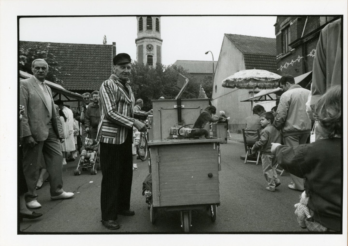 Man met draaiorgel en aapje op de jaarmarkt in Drongen