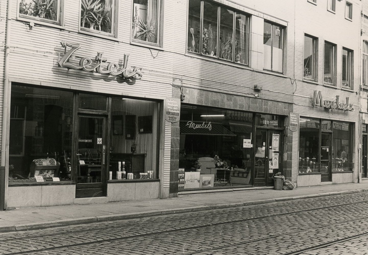 Etalage van een meubelwinkel in Gent