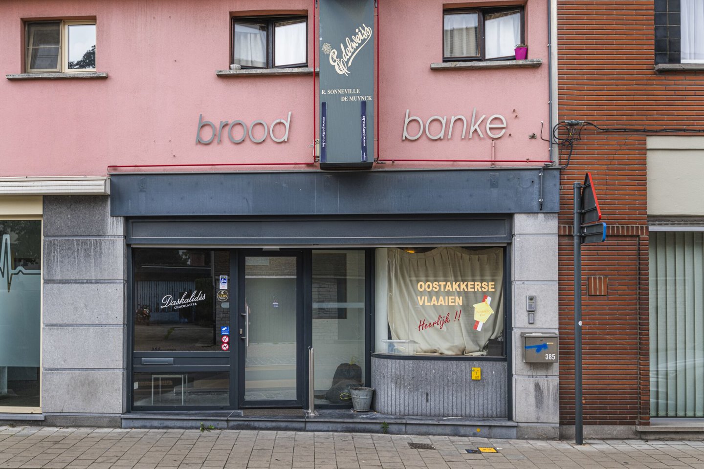 Etalage van een leegstaand handelspand in Oostakker