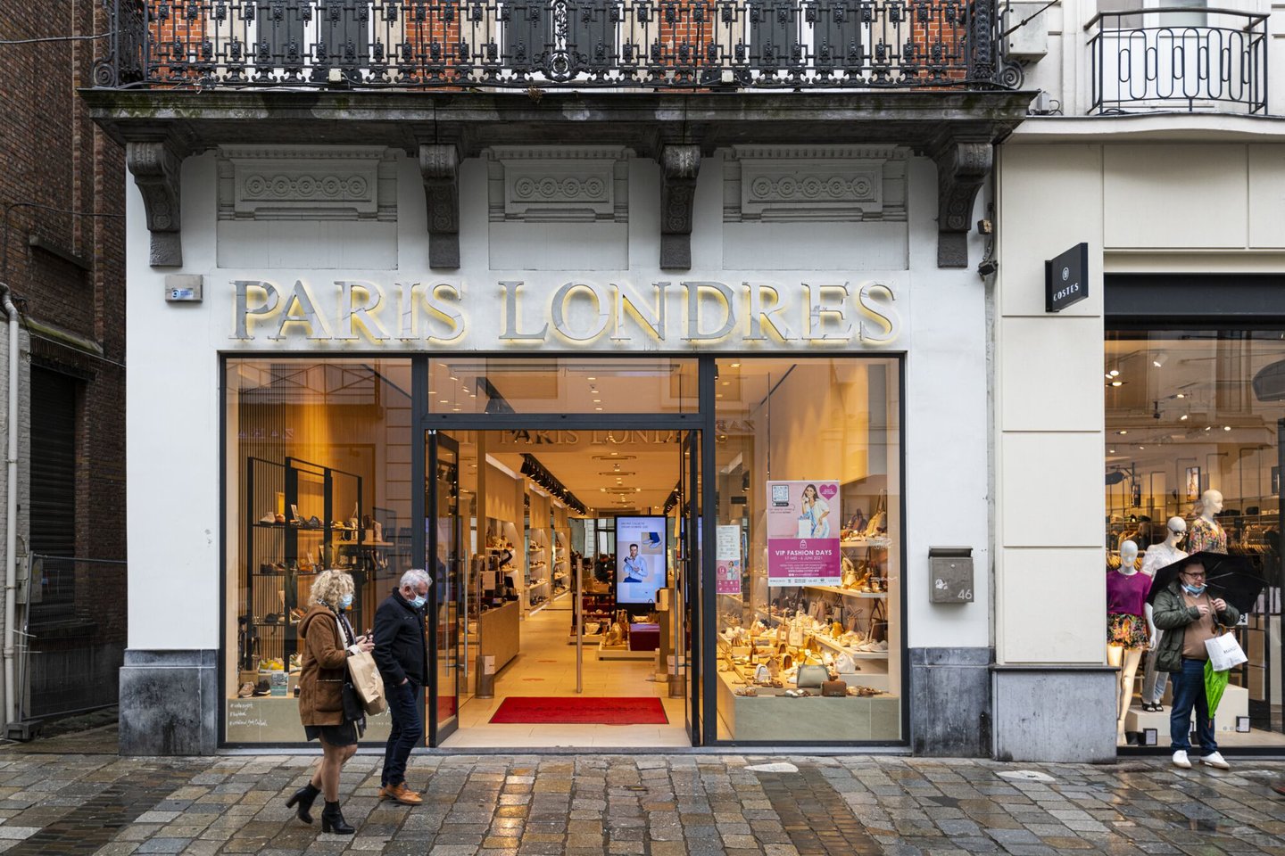 Etalage van Paris - Londres, een winkel van schoenen, tassen en accessoires