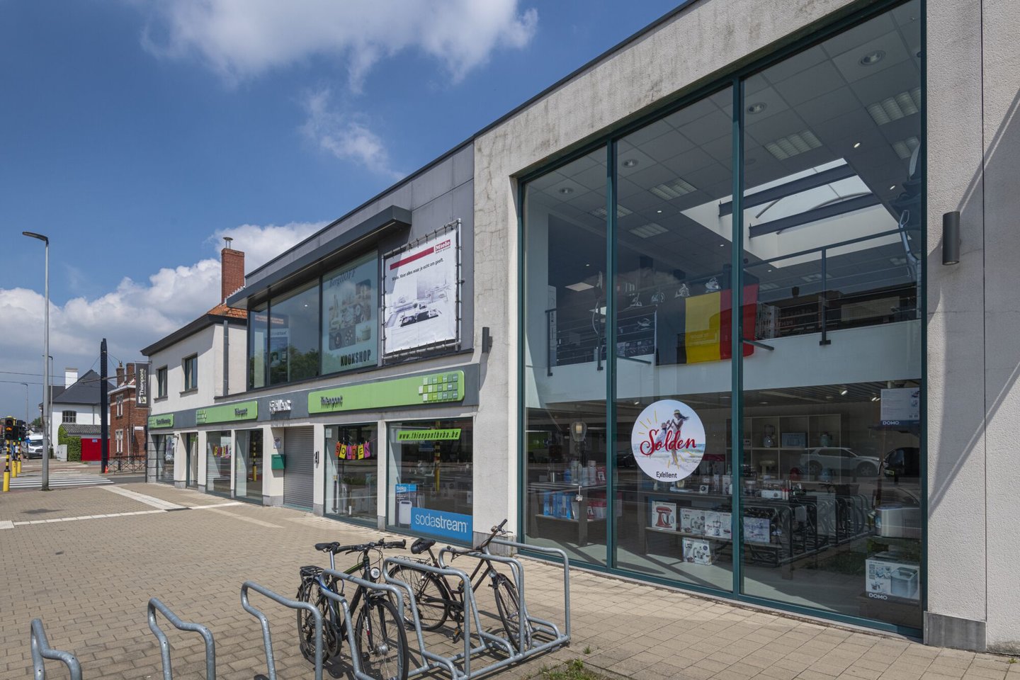 Etalage van elektrozaak Thienpont verwarming en elektro in Zwijnaarde