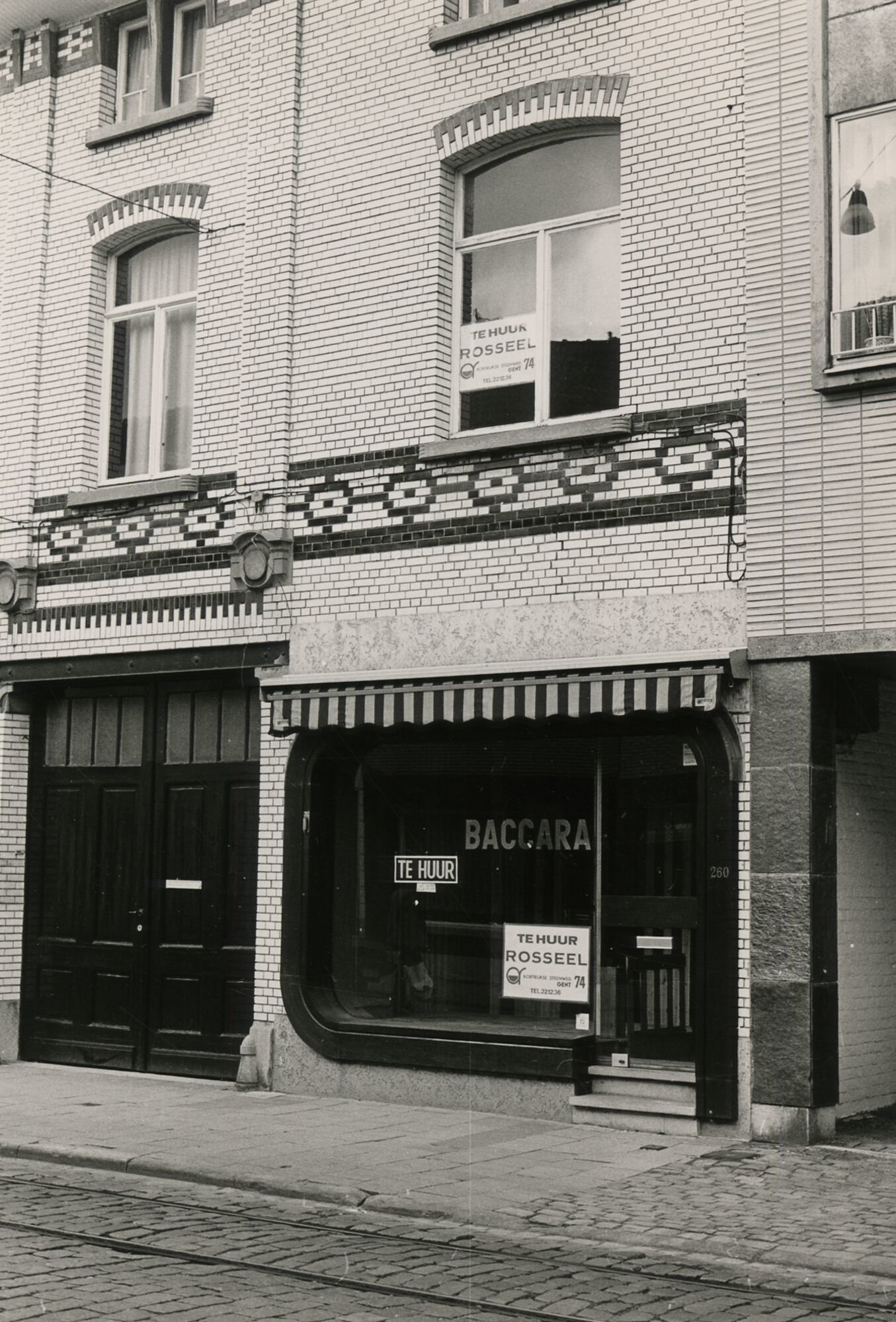 Gevel van leegstaand winkelpand Baccara in Gent