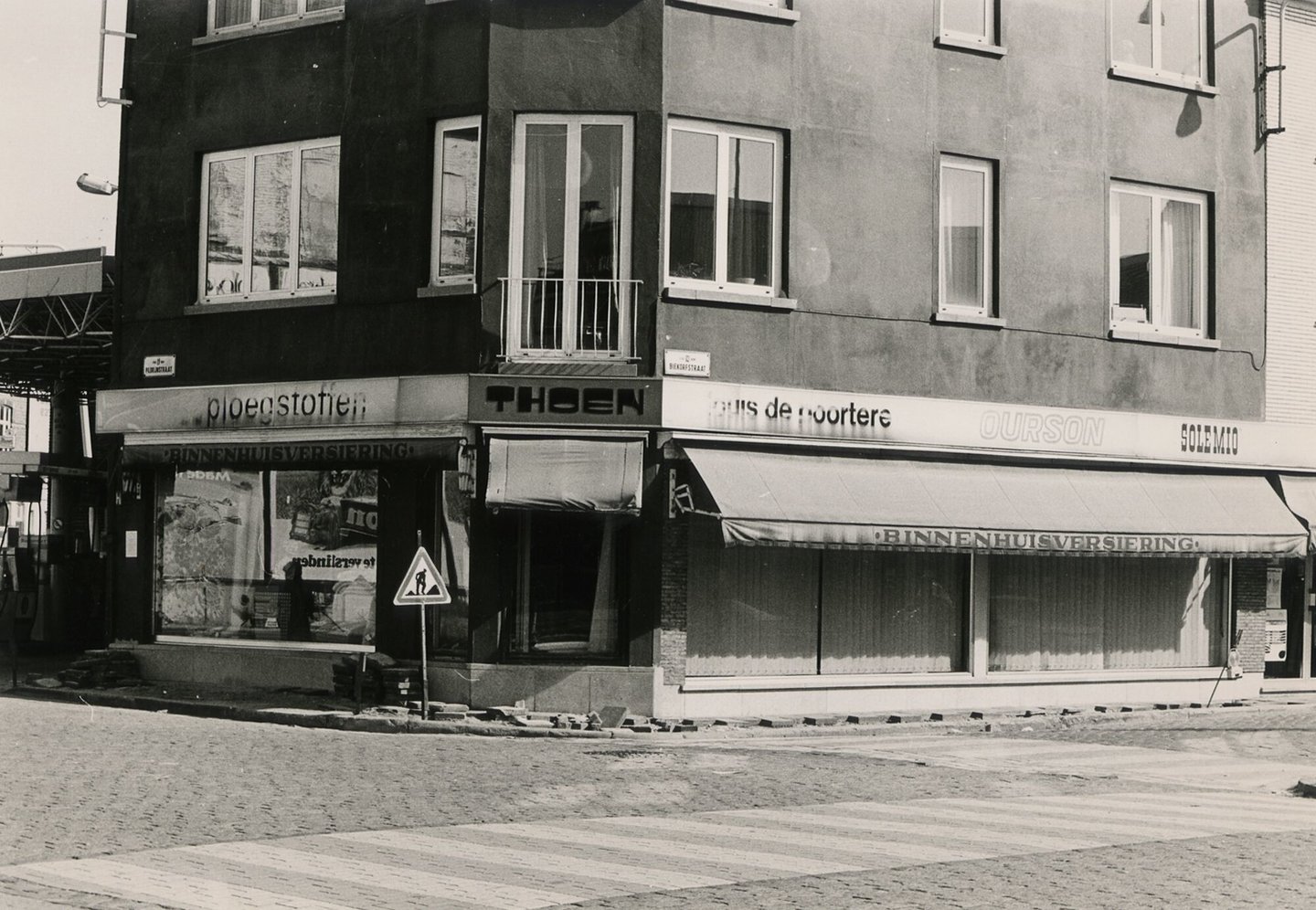 Etalage van woondecoratiewinkel Thoen in Gent