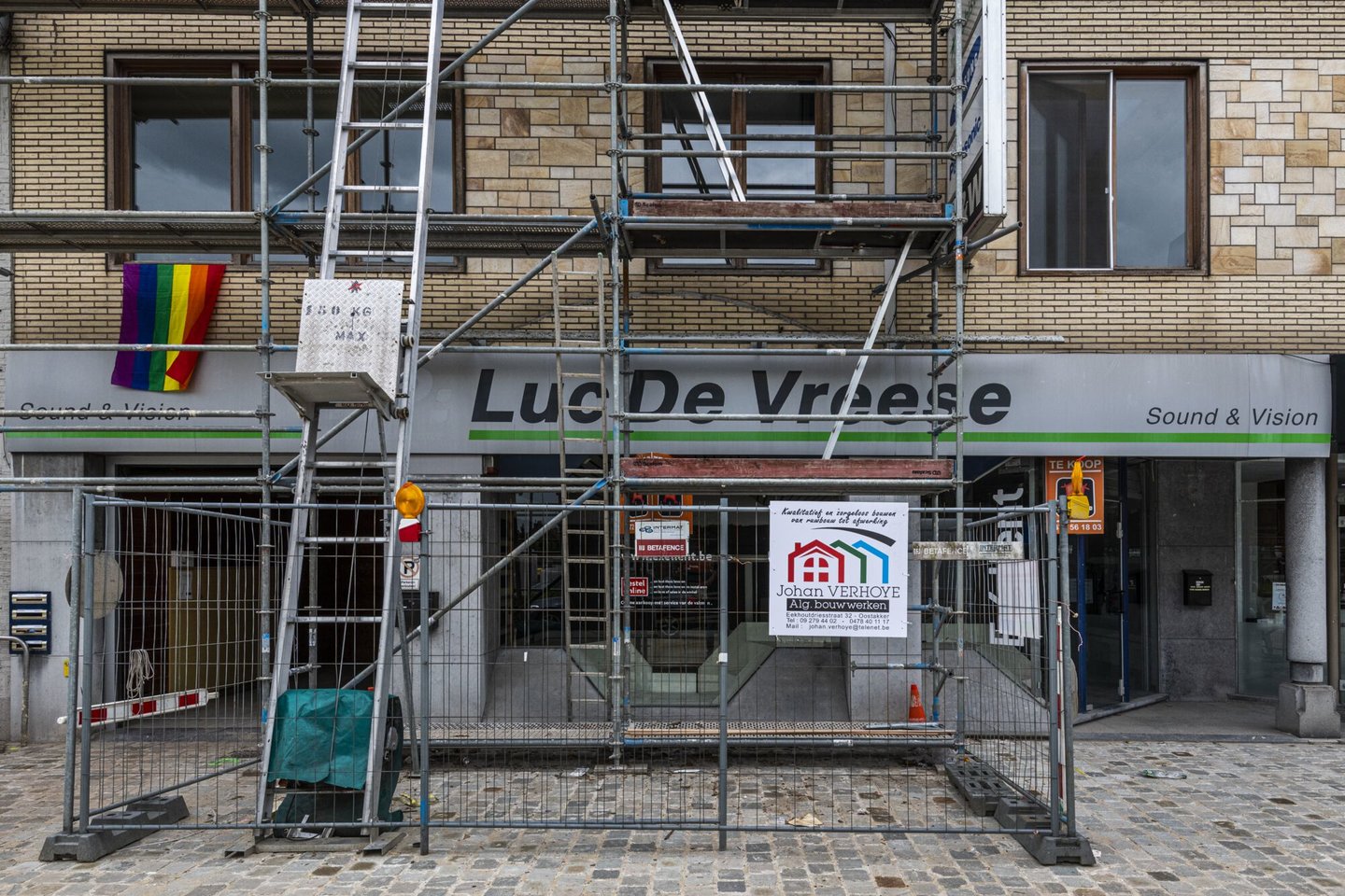 Etalage van een leegstaand handelspand in Oostakker