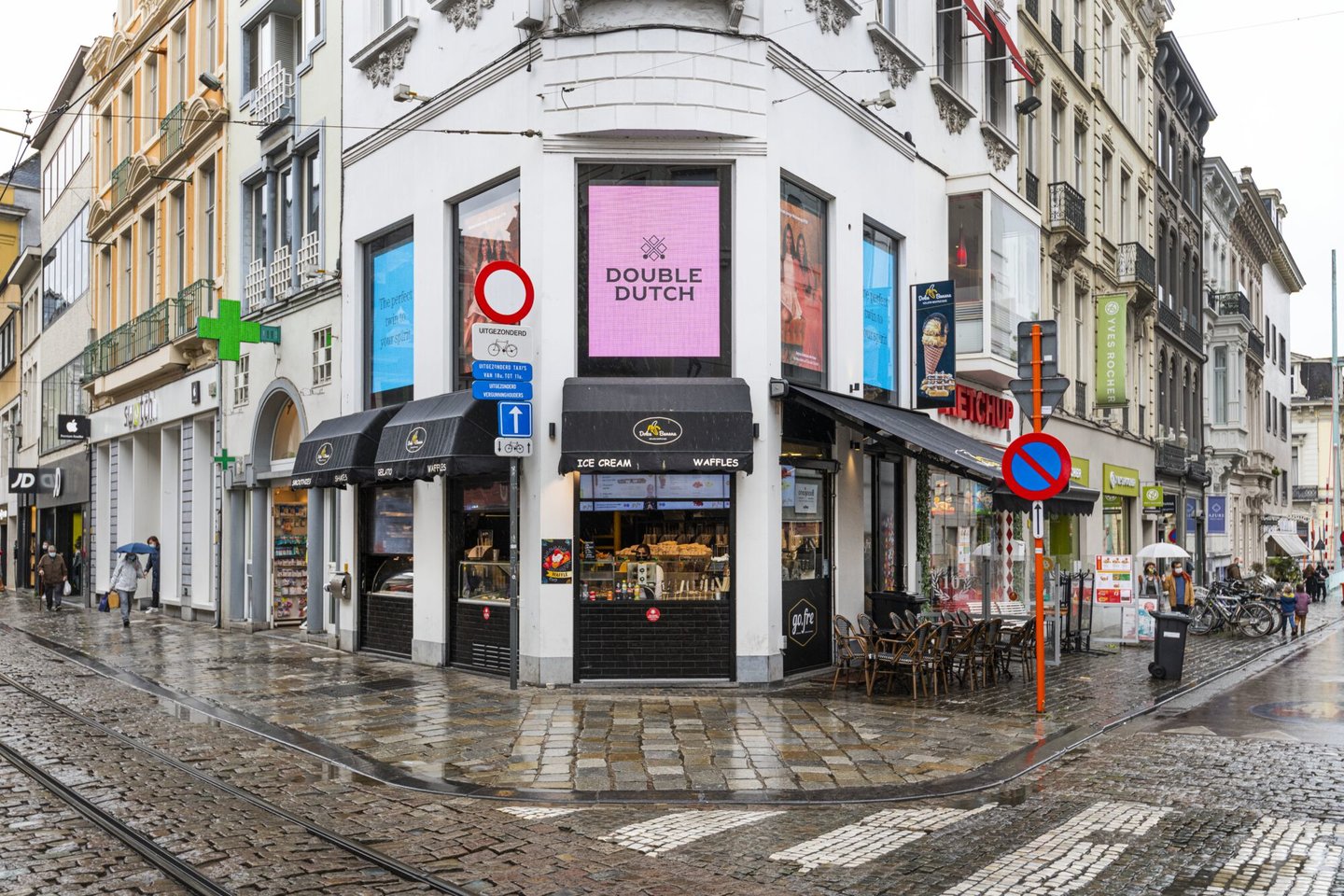 Gevel van Dolce Banana, een winkel van roomijs en zoetwaren (zoete cravings) in Gent