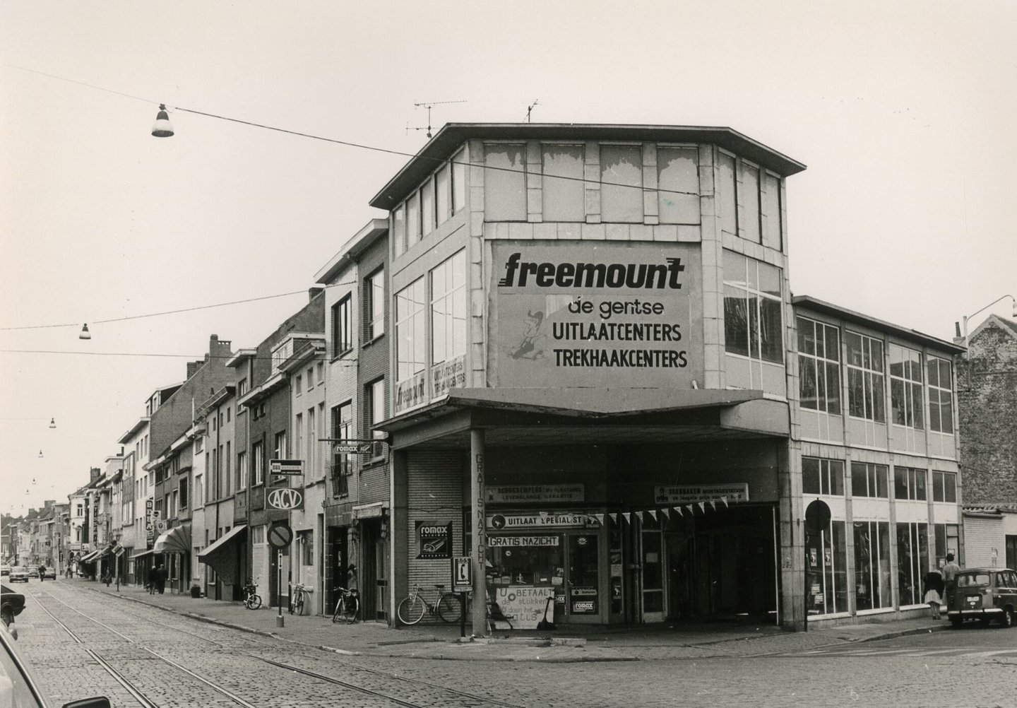 Straatbeeld met uitlaatcenter Freemount in Gent