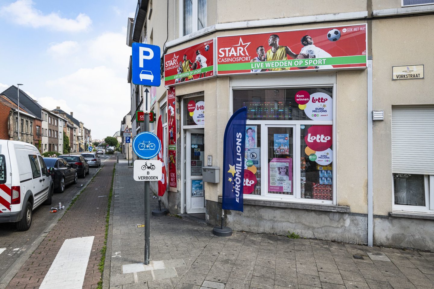 Etalage van dagbladhandel Express 24 In Gent