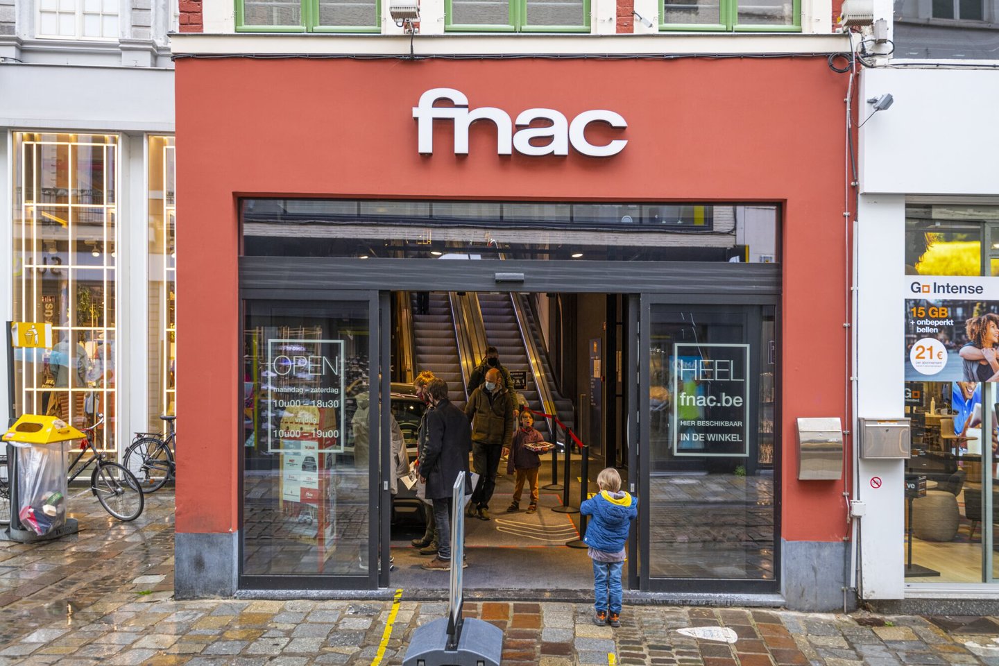 Toegang van FNAC, een boekhandel en winkel voor multimedia in Gent