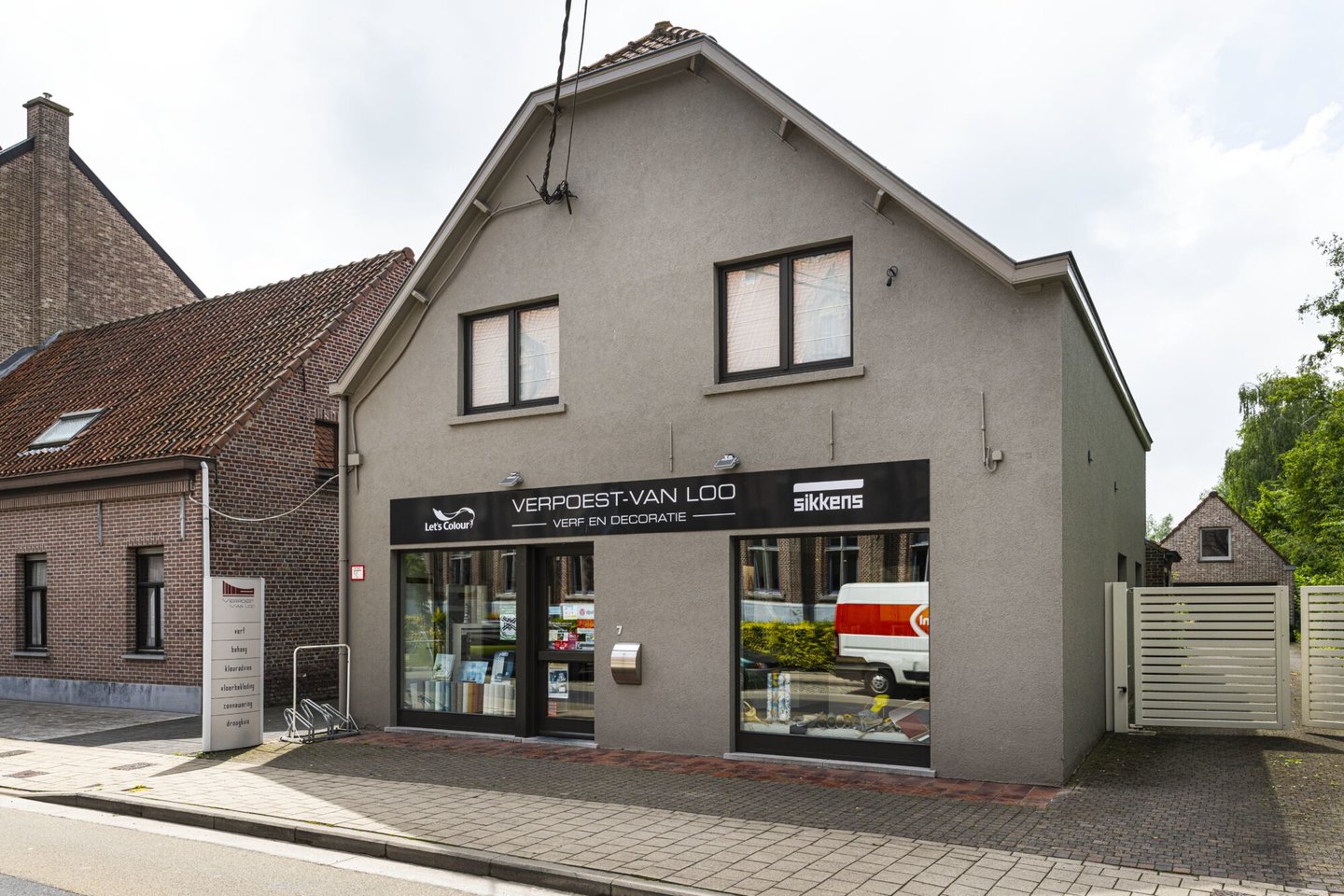 Etalage van verfwinkel Verpoest Vanloo in Drongen
