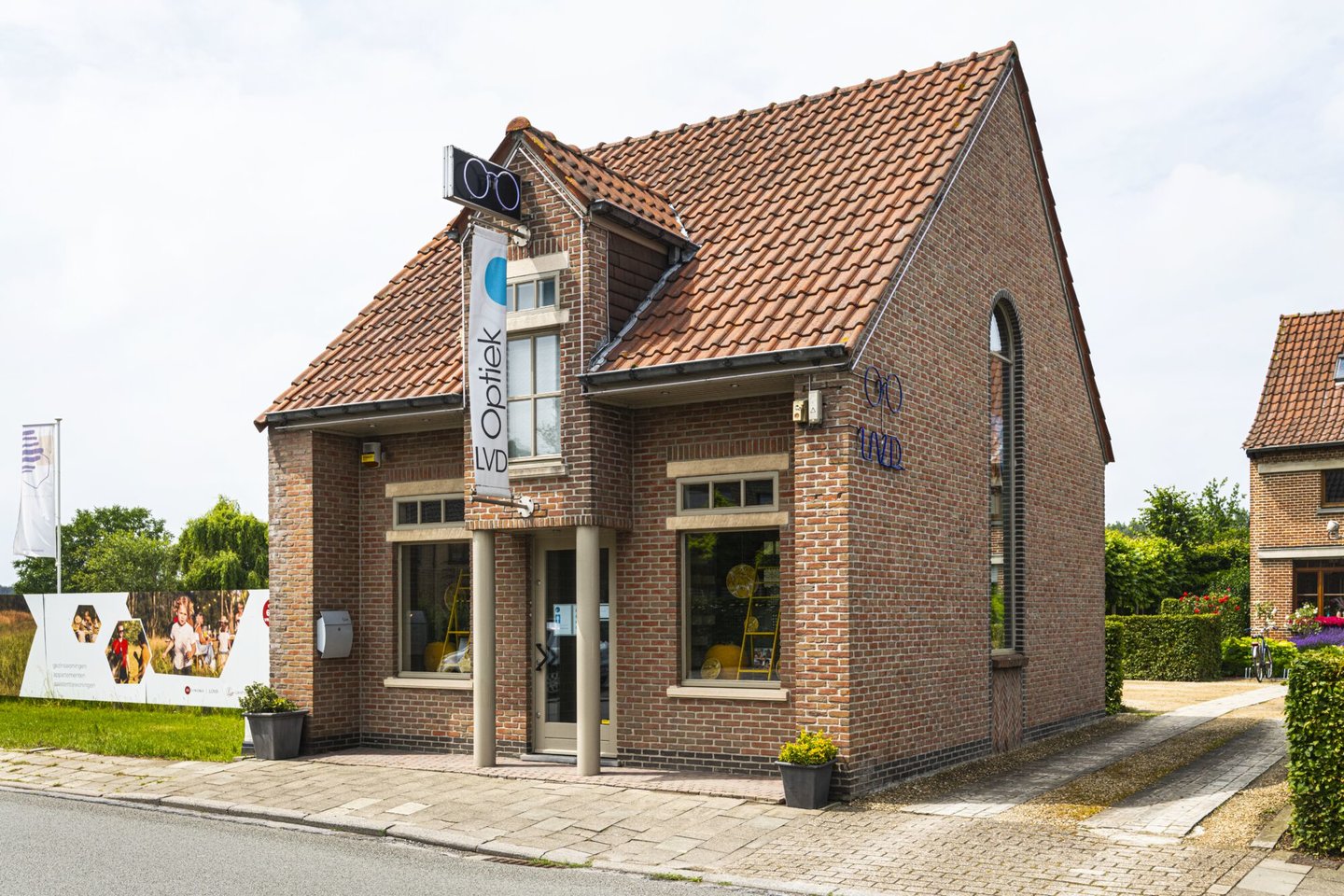 Etalage van optiek LVD in Drongen