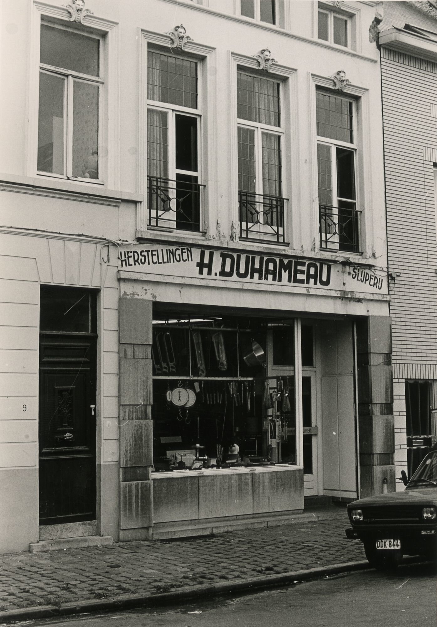 Etalage van een winkel van slagerijbenodigdheden en slijperij H. Duhameau in Gent