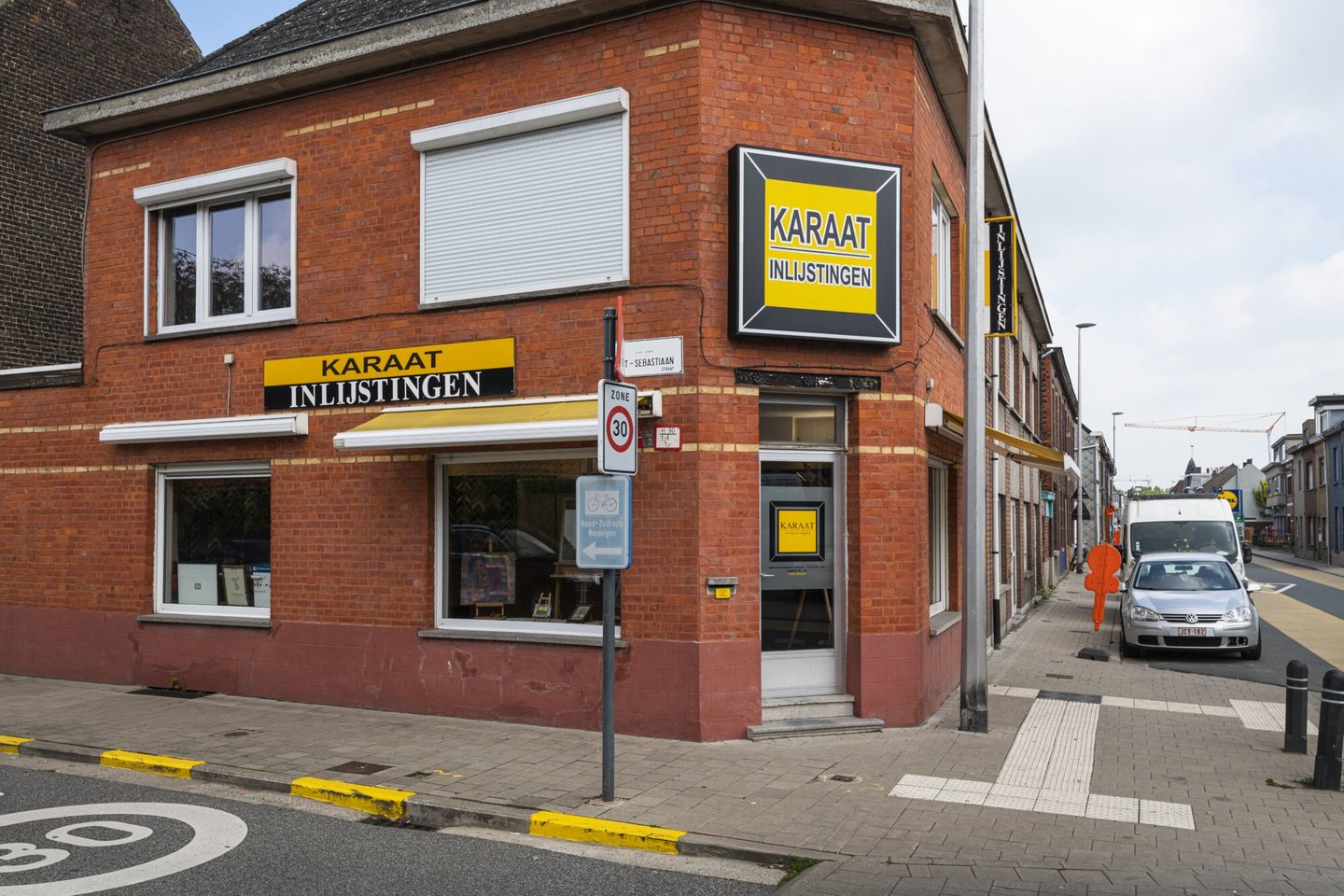 Etalage van Karaat, een winkel voor inlijstingen in Wondelgem
