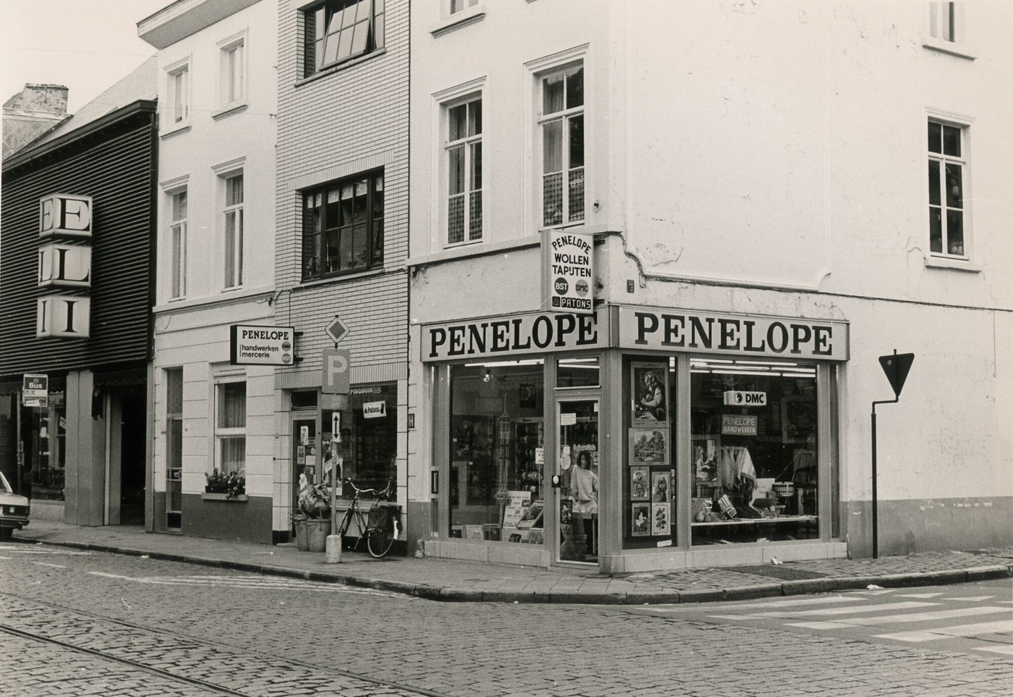 Etalage van tapijten- en handwerkwinkel Penelope in Gent