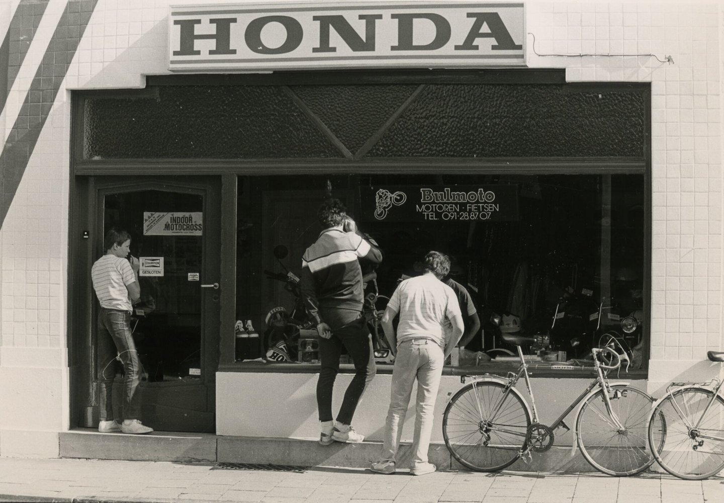 Etalage van motorfietshandel Bulmoto in Gent
