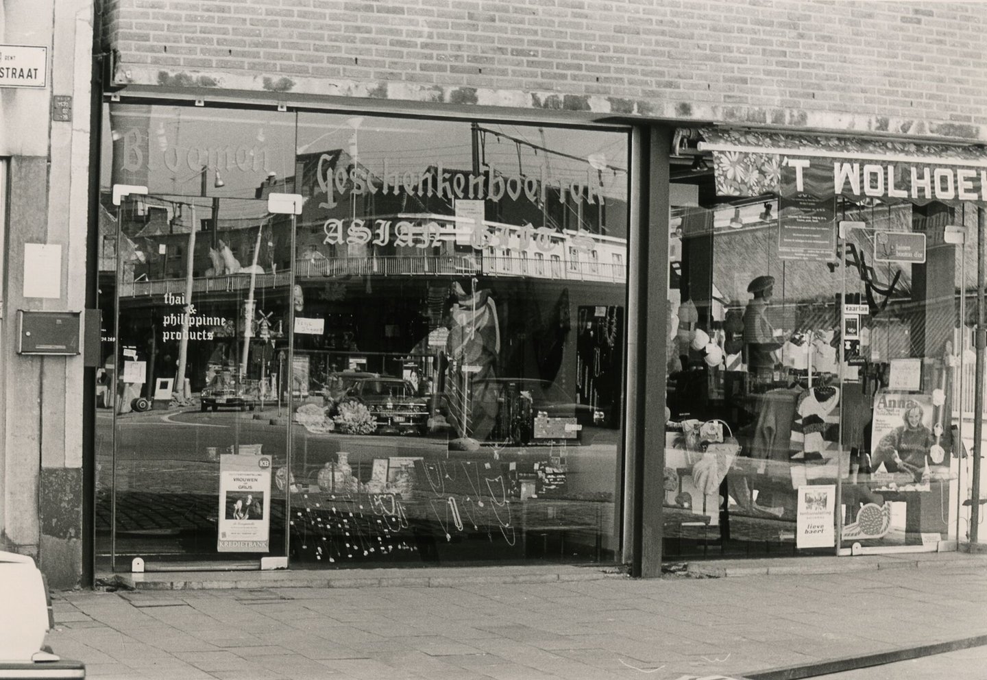 Etalage van een geschenken- en bloemenwinkel en van 't Wolhoekje in Gent