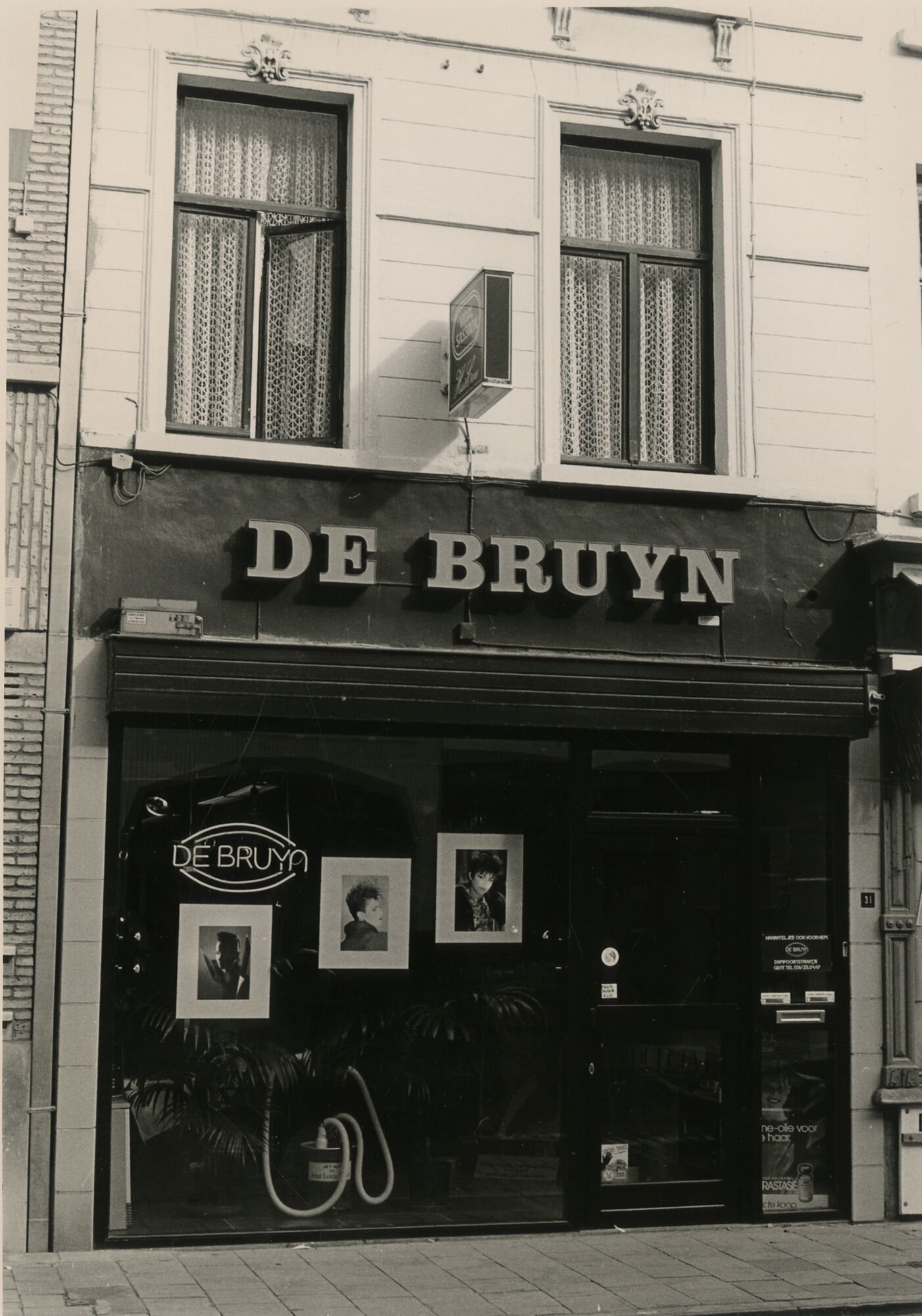 Etalage van kapsalon De Bruyn in Gent