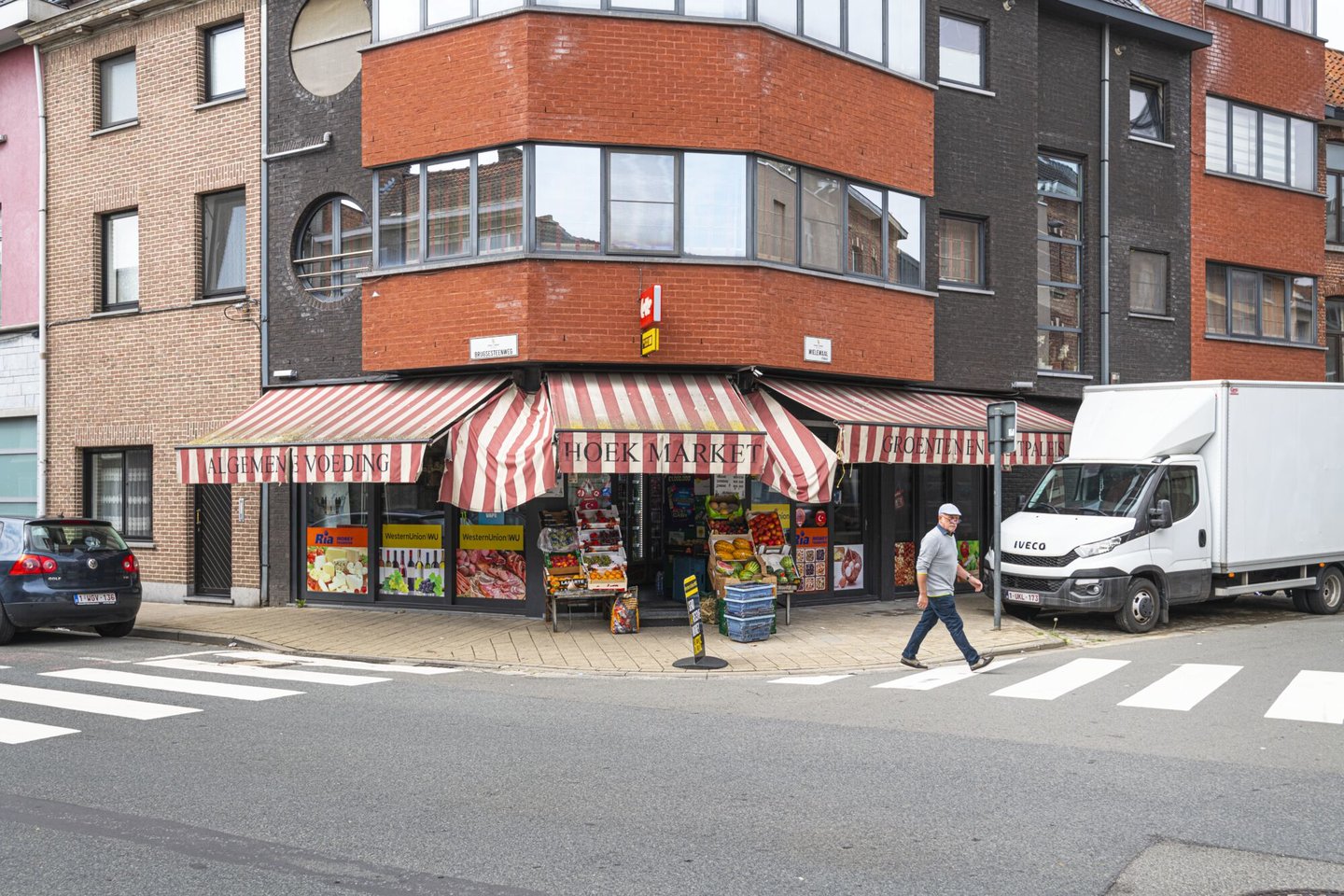 Etalage van Hoekmarket, een winkel van algemene voeding in Gent