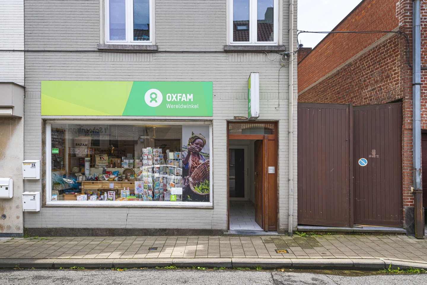 Etalage van een Oxfam Wereldwinkel in Drongen