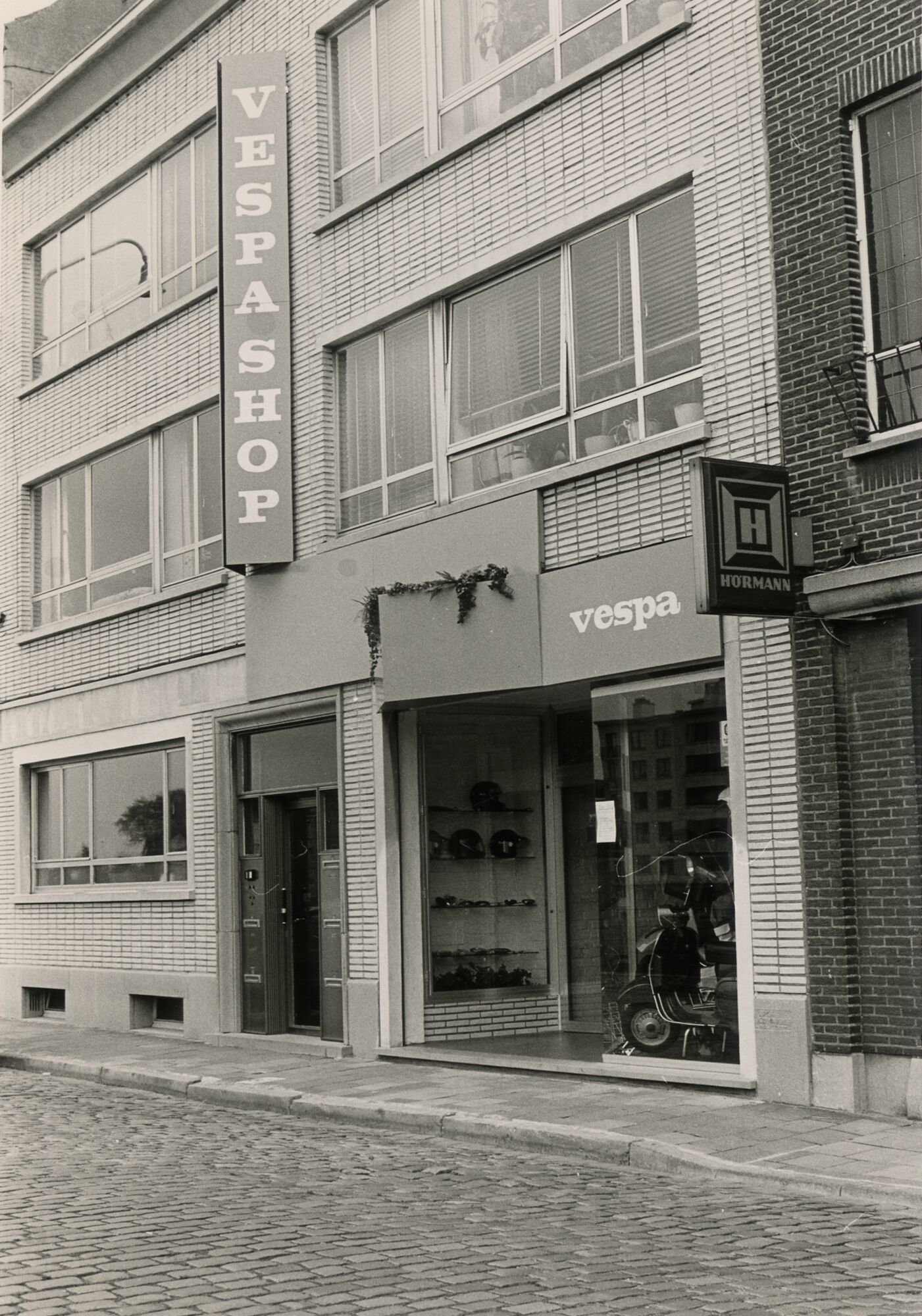 Etalage van motorrijwielhandel Vespashop in Gent