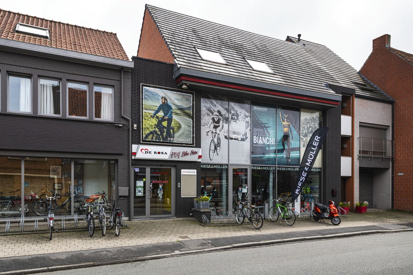 Etalage van fietswinkel PDG bikestore in Drongen