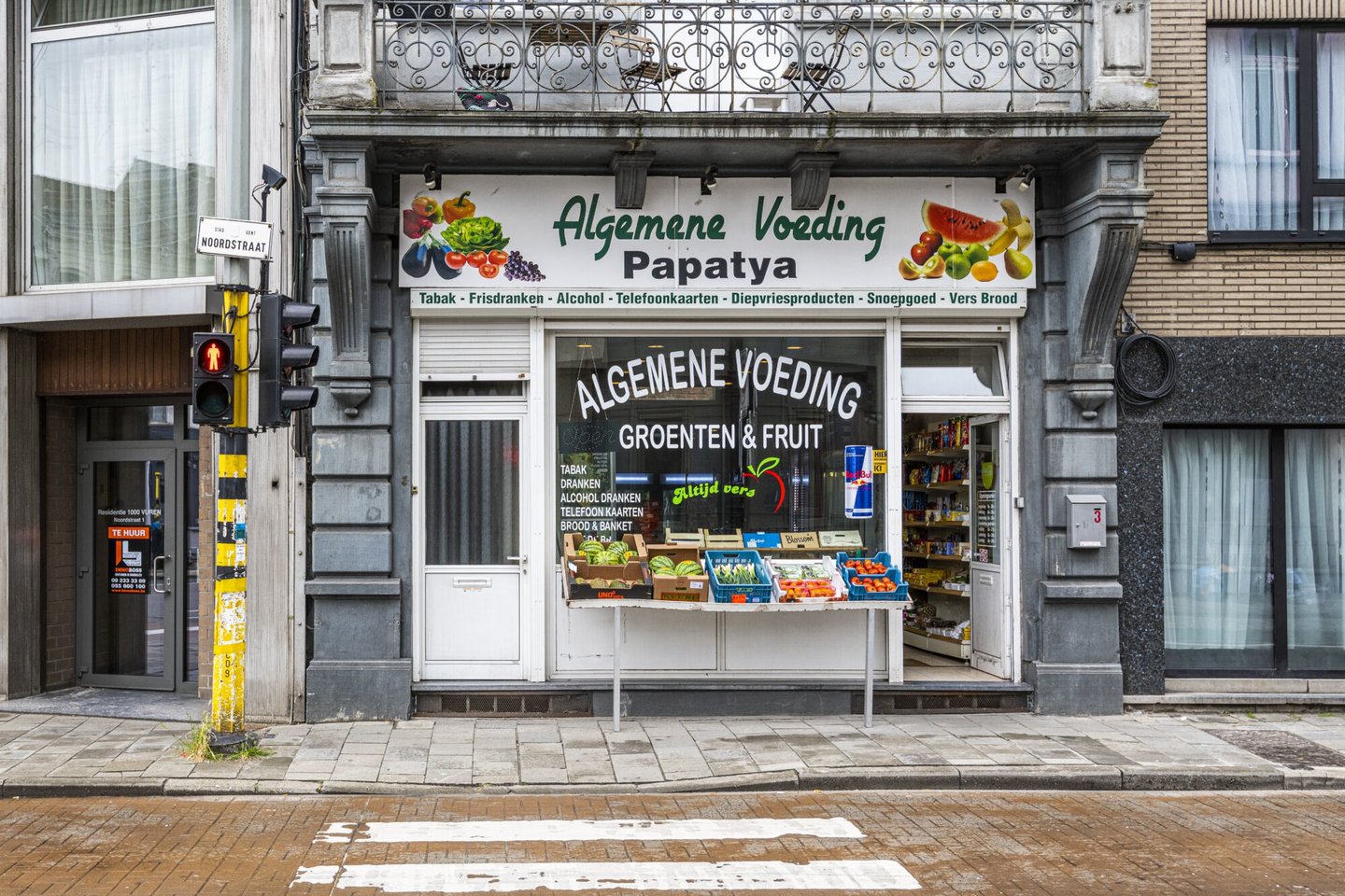 Etalage van Voeding Papatya, een winkel van algemene voeding in Gent