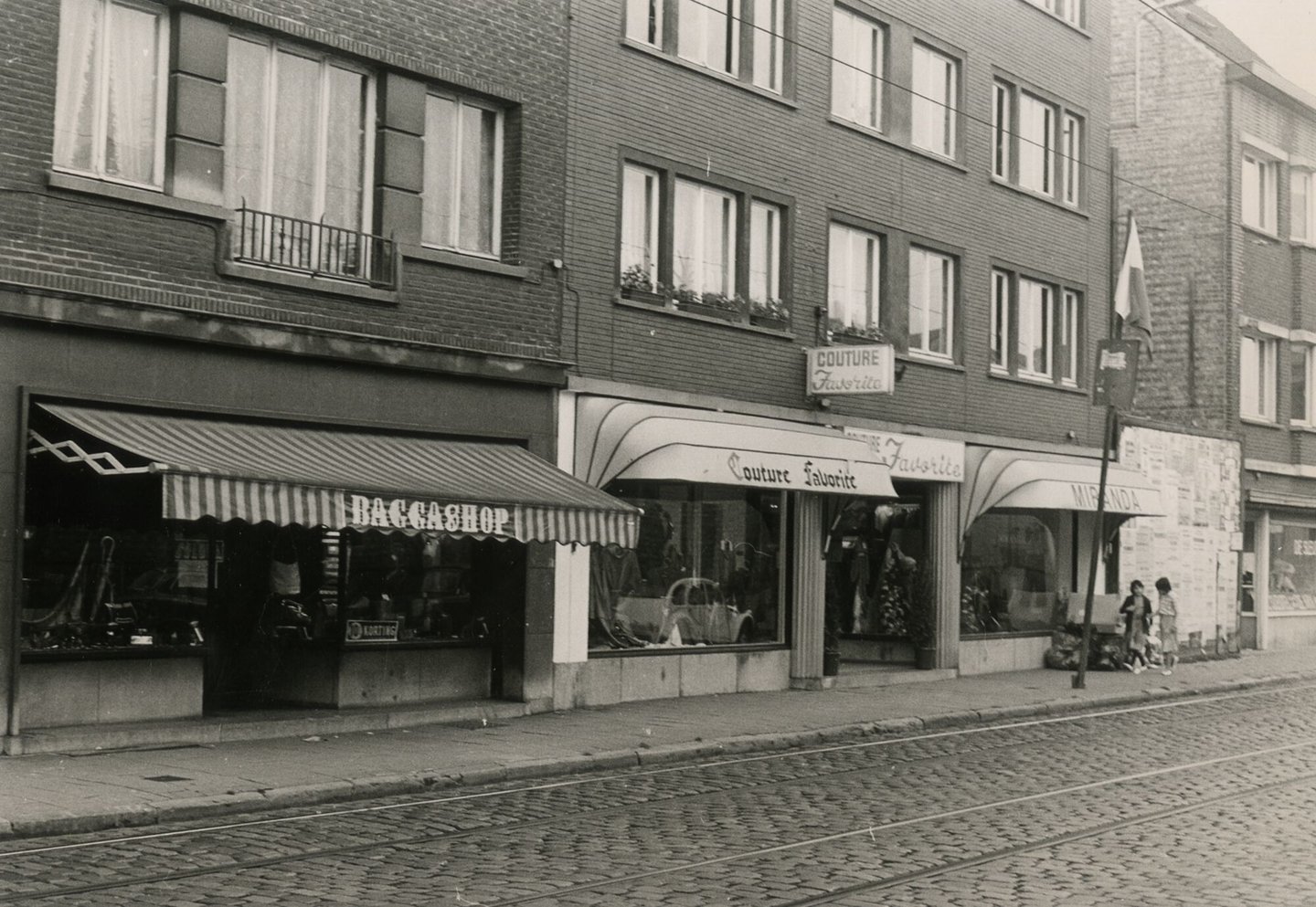 Straatbeeld met gevels en etalages in Gent