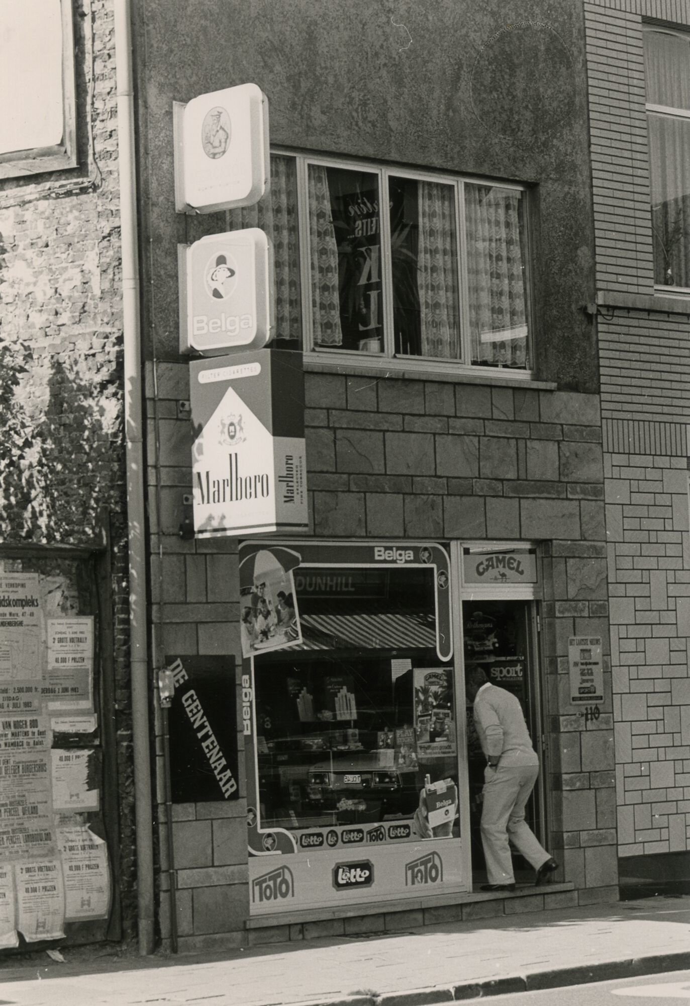 Etalage van een dagbladhandel in Gent