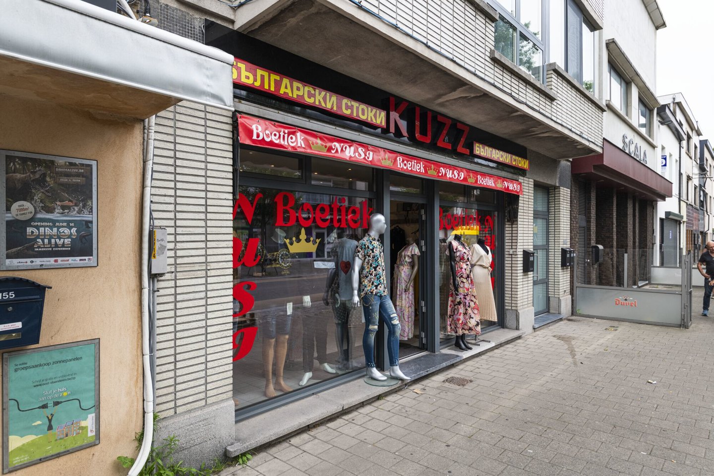Etalage van kledingwinkel Kuzz Boetiek in Gent