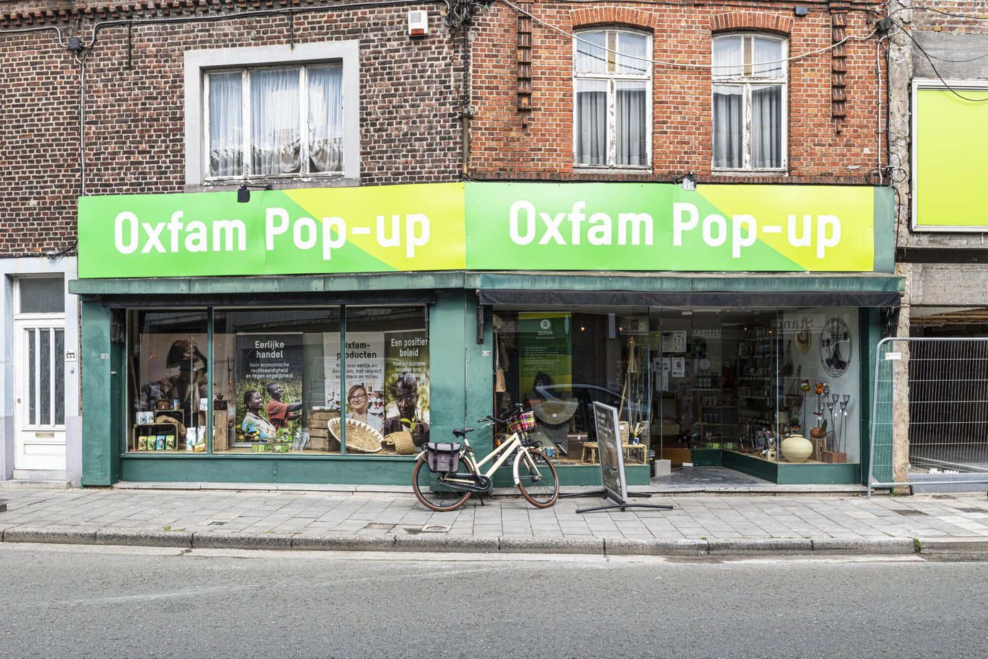 Etalage van een Oxfam Wereldwinkel in Mariakerke