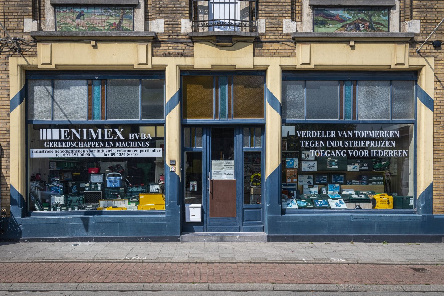Etalage van Enimex, een winkel van elektrische gereedschappen en machines in Gent