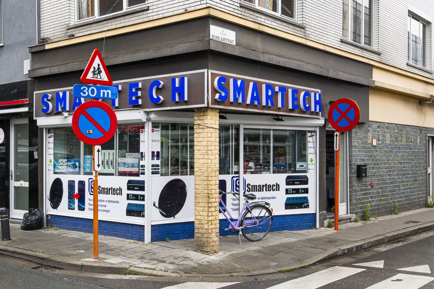 Etalage van Smartech, een winkel voor het herstellen van smartphones en tablets in Gent