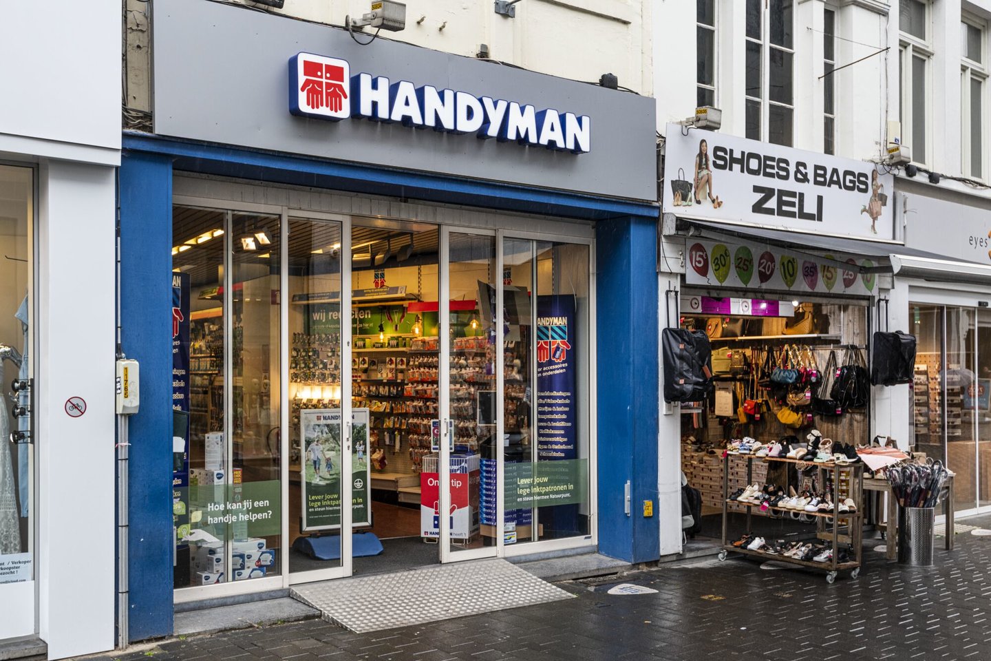 Toegang van Handyman, een winkel van elektrische accessoires en onderdelen en schoenwinkel Zeli