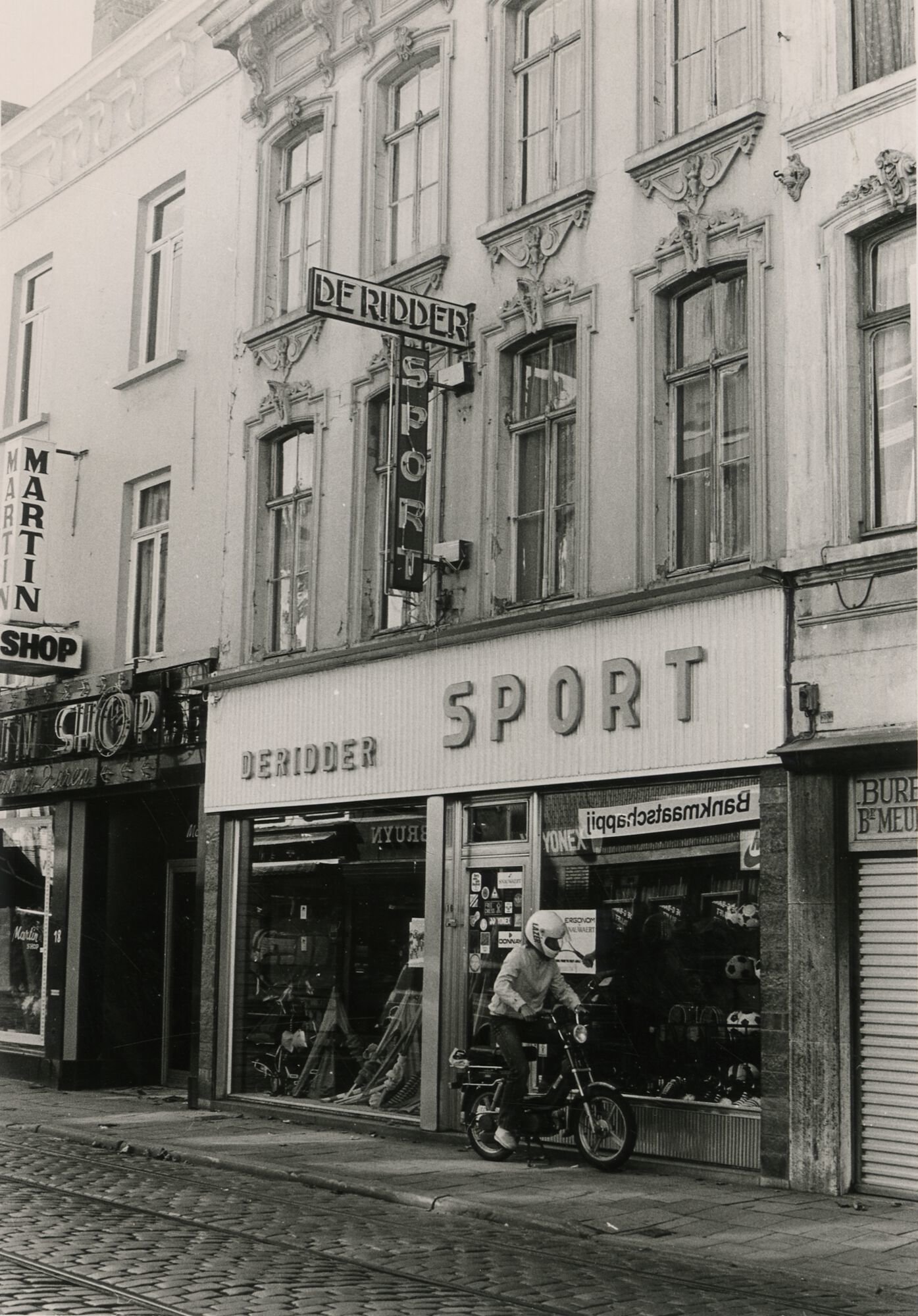 Etalage van een winkel van sportartikelen De Ridder in Gent